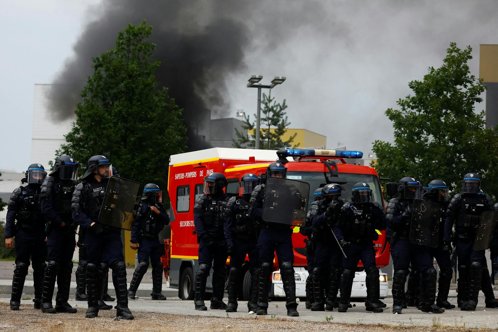 In Frankreich kommt es derzeit zu gewaltsamen Auseinandersetzungen zwischen der Polizei und Demonstrierenden.