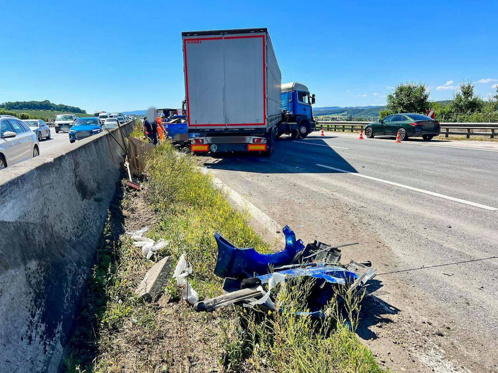 Eine eingeklemmte Person und Stau nach Unfall