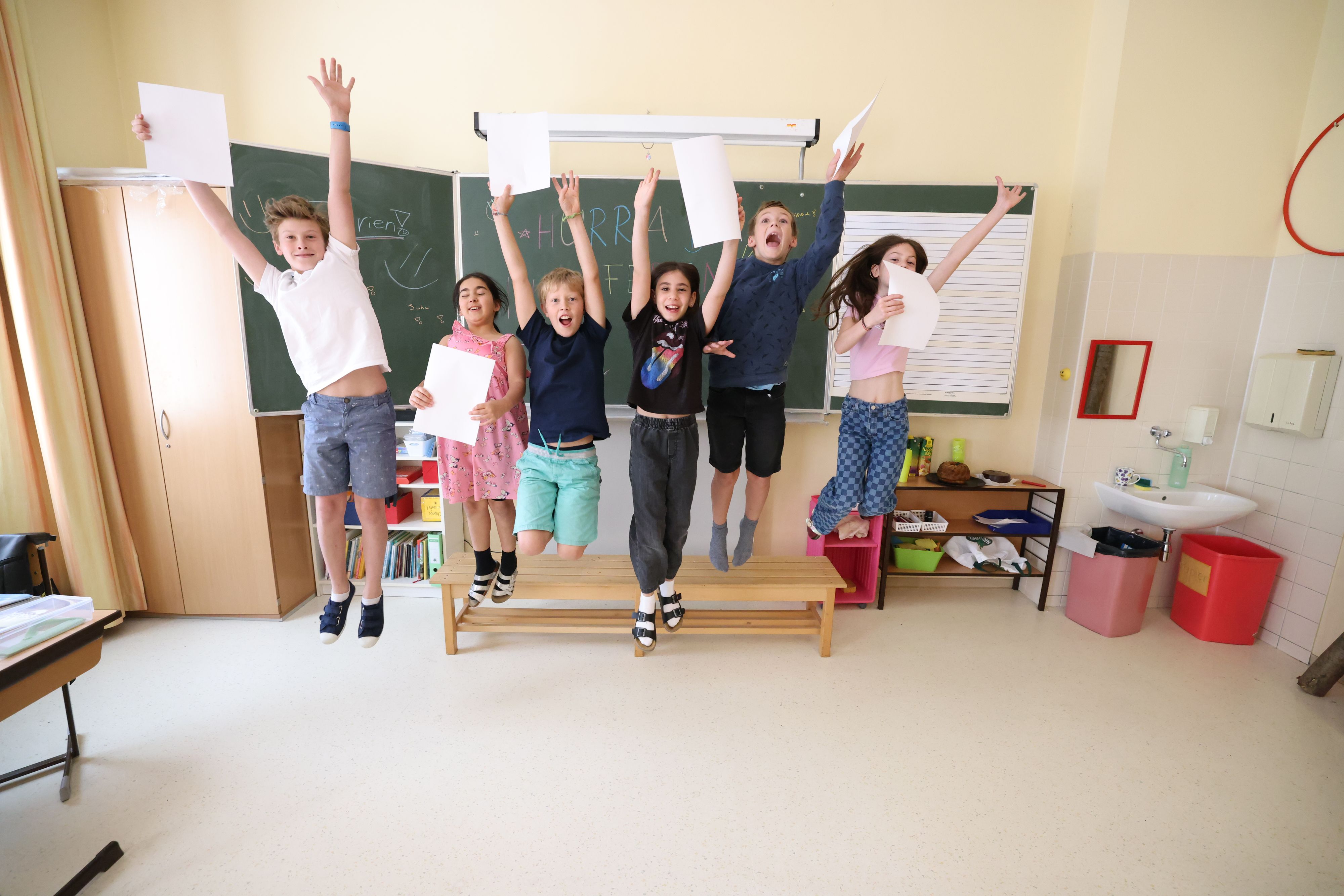 Die Kinder der 4. Klasse der VS Börsegasse 5 in der Wiener Innenstadt freuen sich über die Zeugnisse und den Start in die Ferien.&nbsp;