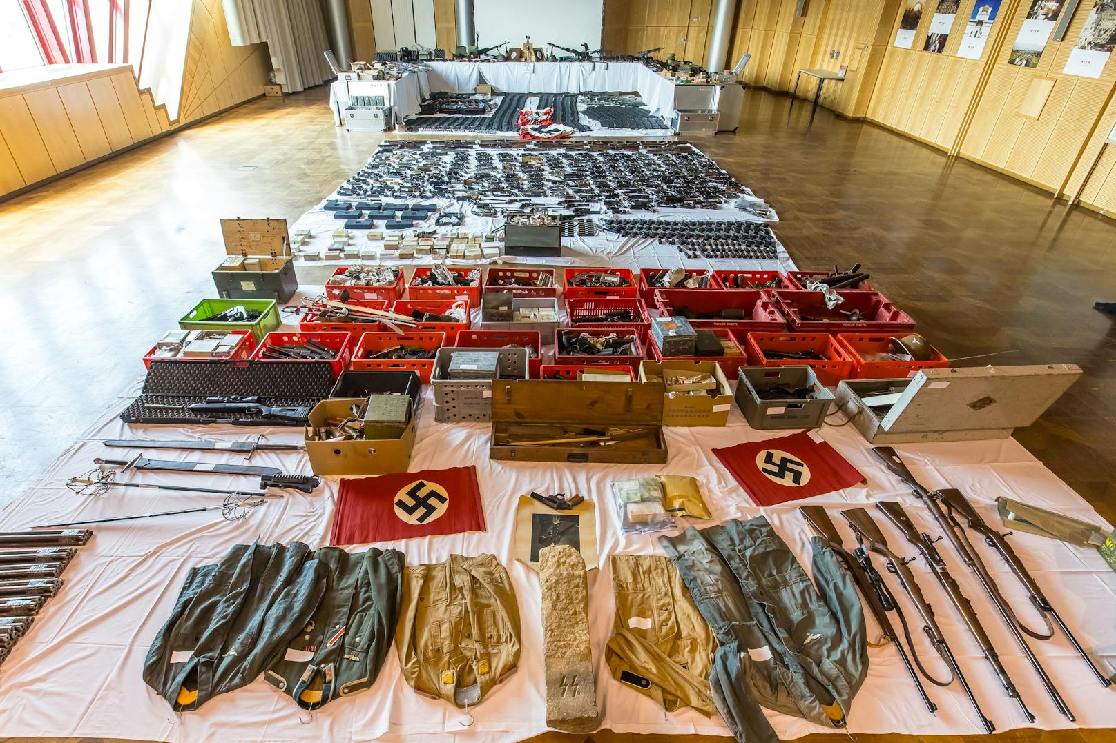 In Österreich wurden sechs Mitglieder einer rechtsextremen Rockergruppe festgenommen. Bei Hausdurchsuchungen entdeckten Ermittler ein Waffenarsenal.