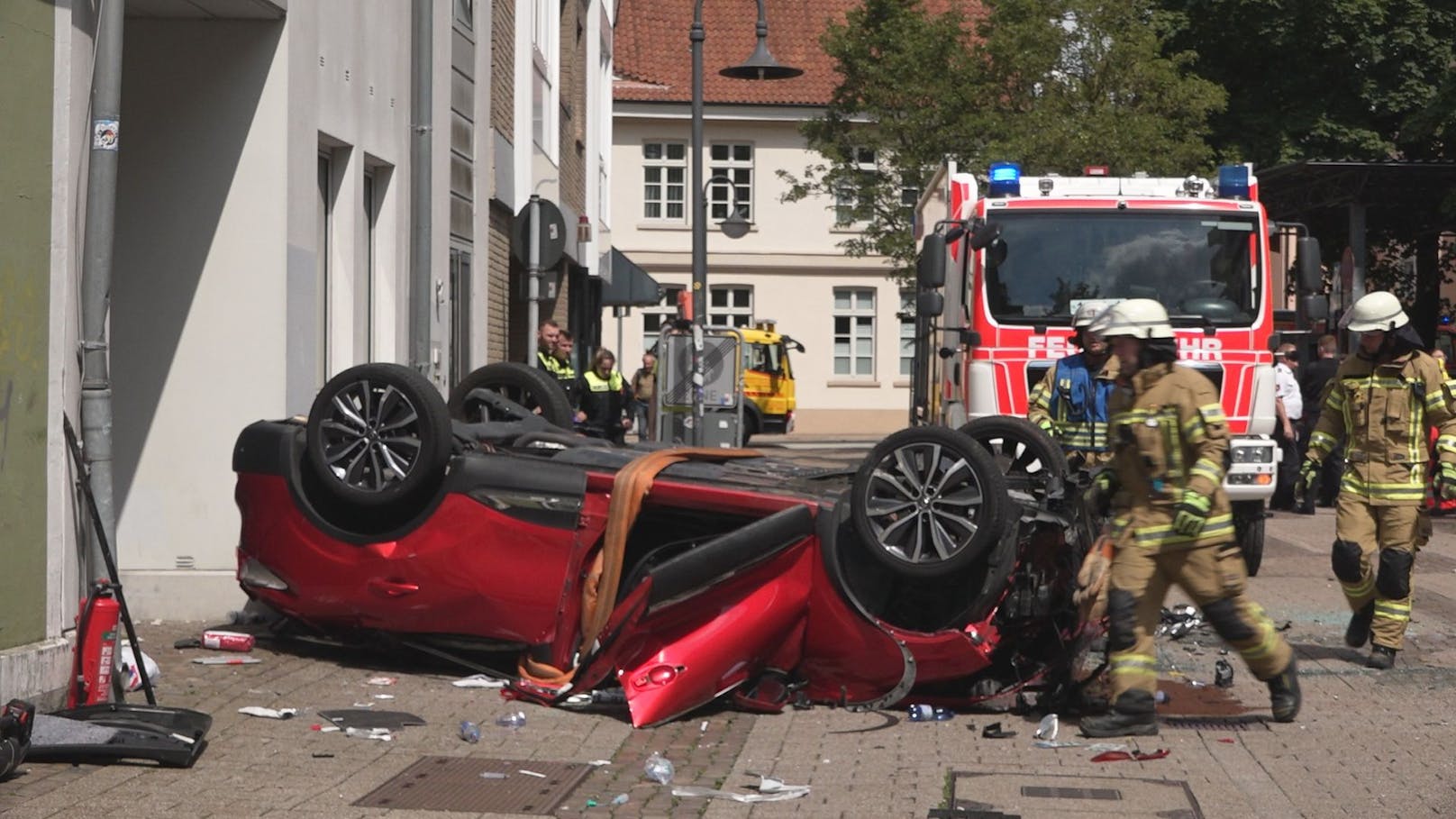 30. Juni 2023, Oldenburg: Das Wrack eines Autos, das aus einem Parkhaus abstürzte. Die Lenkerin überlebte nicht.
