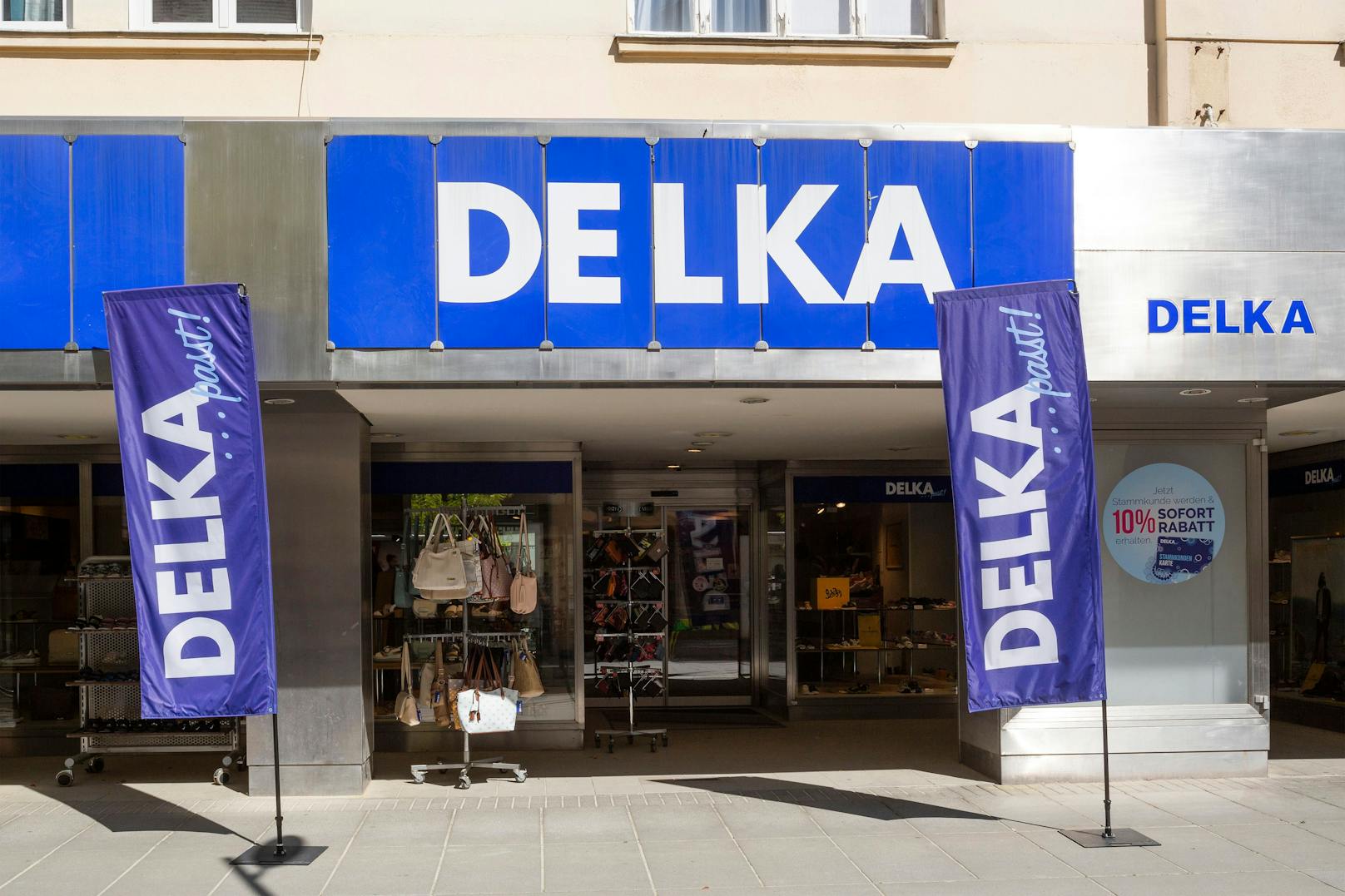 1. Unternehmen bietet Delka/Salamander-Mitarbeitern Job