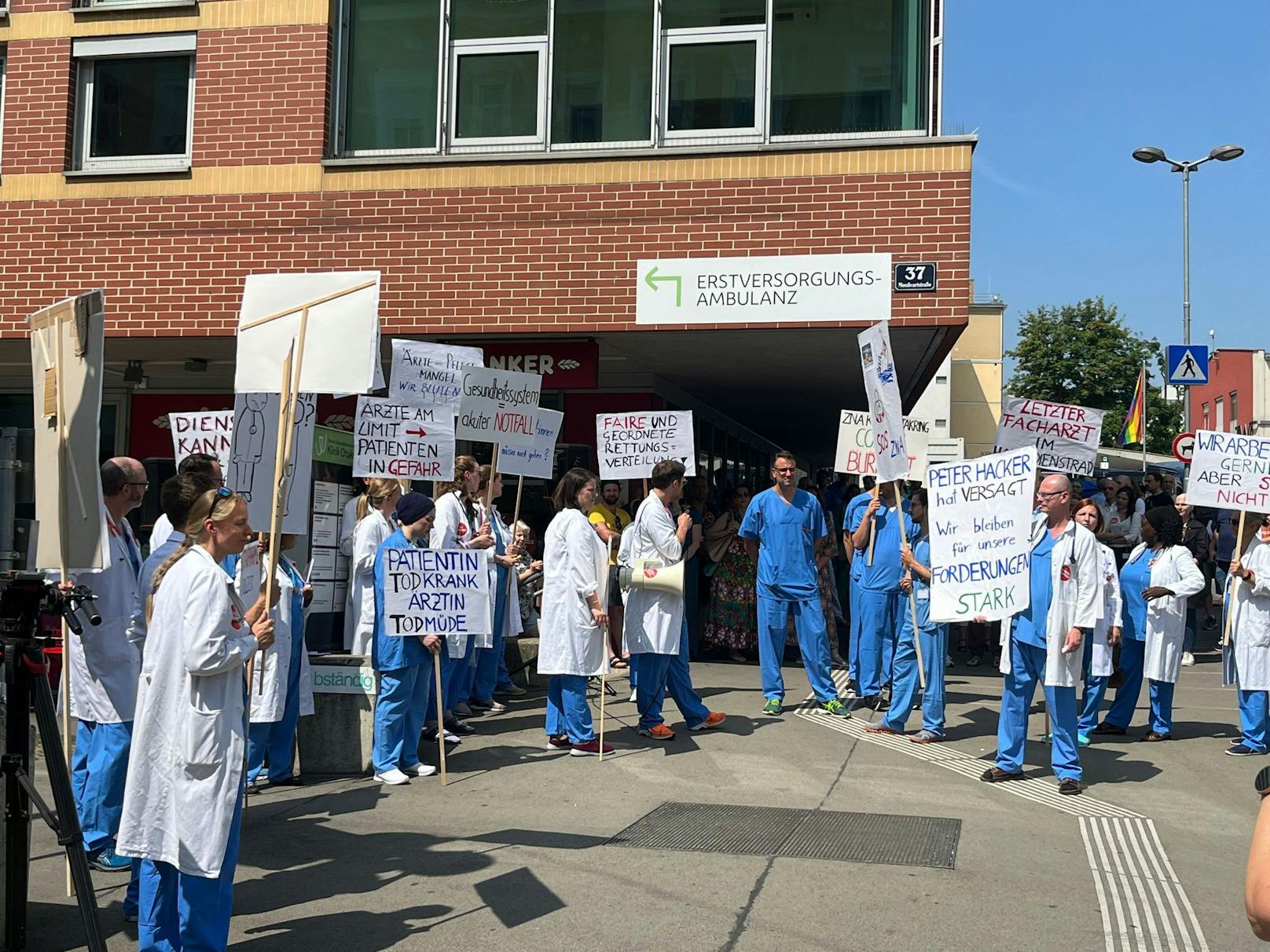 Am Freitag fand vor der Klinik Ottakring ein Ärztestreik statt.