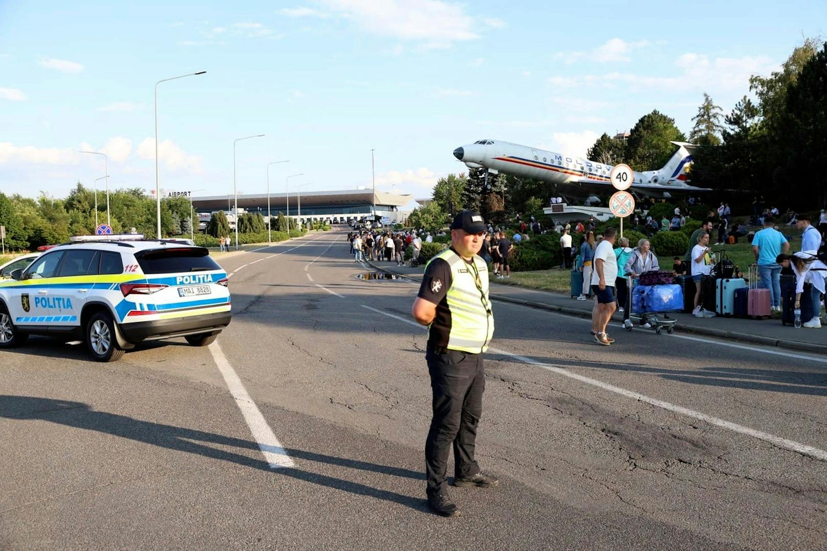 Passagiere wurden von Sicherheitskräften und Polizisten vom Flughafen evakuiert.