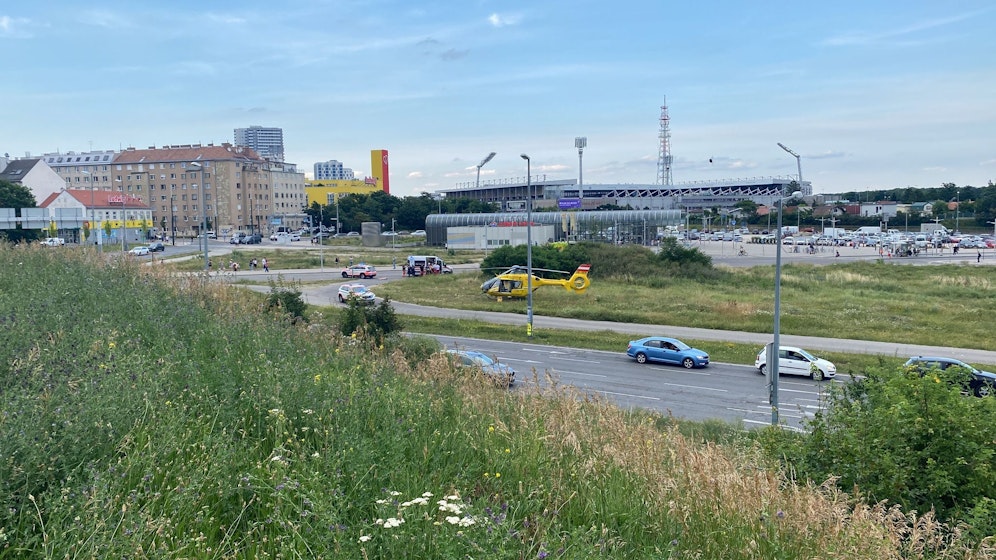 Ein Rettungsheli flog am Donnerstag ein Kind nach einem heftigen Unfall im 10. Wiener Bezirk in ein Spital.