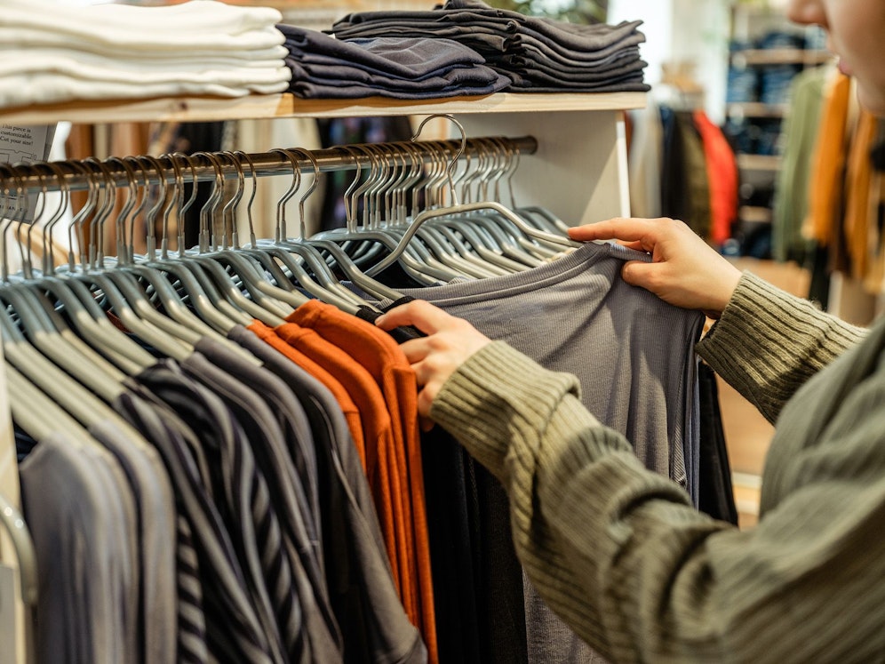 Die umweltfreundlichste Wahl sei in jedem Fall Secondhand, Kleidung zu tauschen, zu reparieren und lange zu tragen, rät Greenpeace.