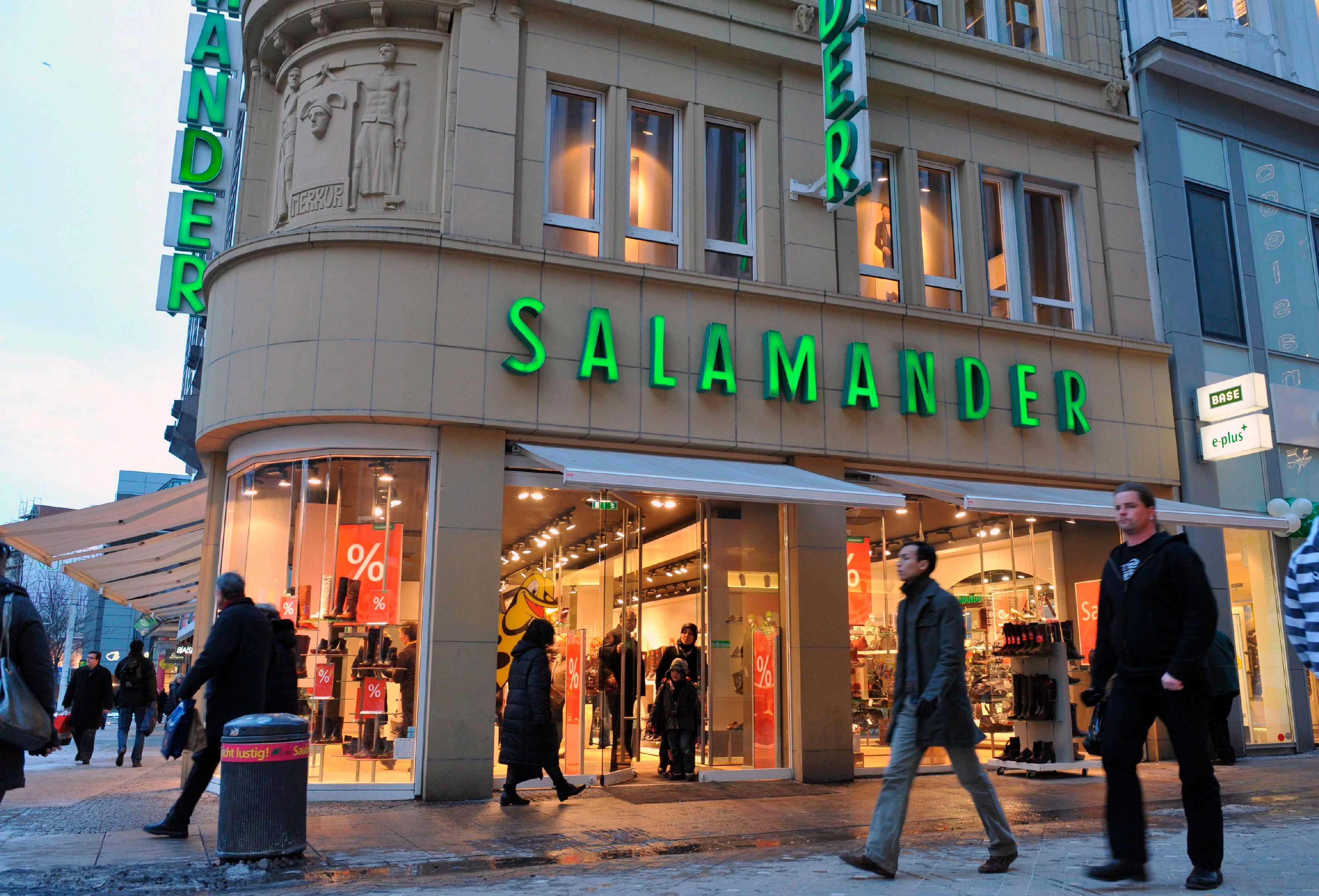 Download von www.picturedesk.com am 30.06.2023 (11:49).  epa01597885 A branch store of shoe company 'Salamander' in Dortmund, Germany, 12 January 2009. German company Ara Shoes AG intends to take over Salamander including its network of branches. According to insolvency administrator of Salamander's parent company Egana Goldpfeil, Salamander employed some 1,800 people in 51 German branches and 142 stores in other European countries. Salamander's turnover was stated at 190 billion Euros.	EPA/BERND THISSEN - 20090112_PD3004 - Rechteinfo: Rights Managed (RM)