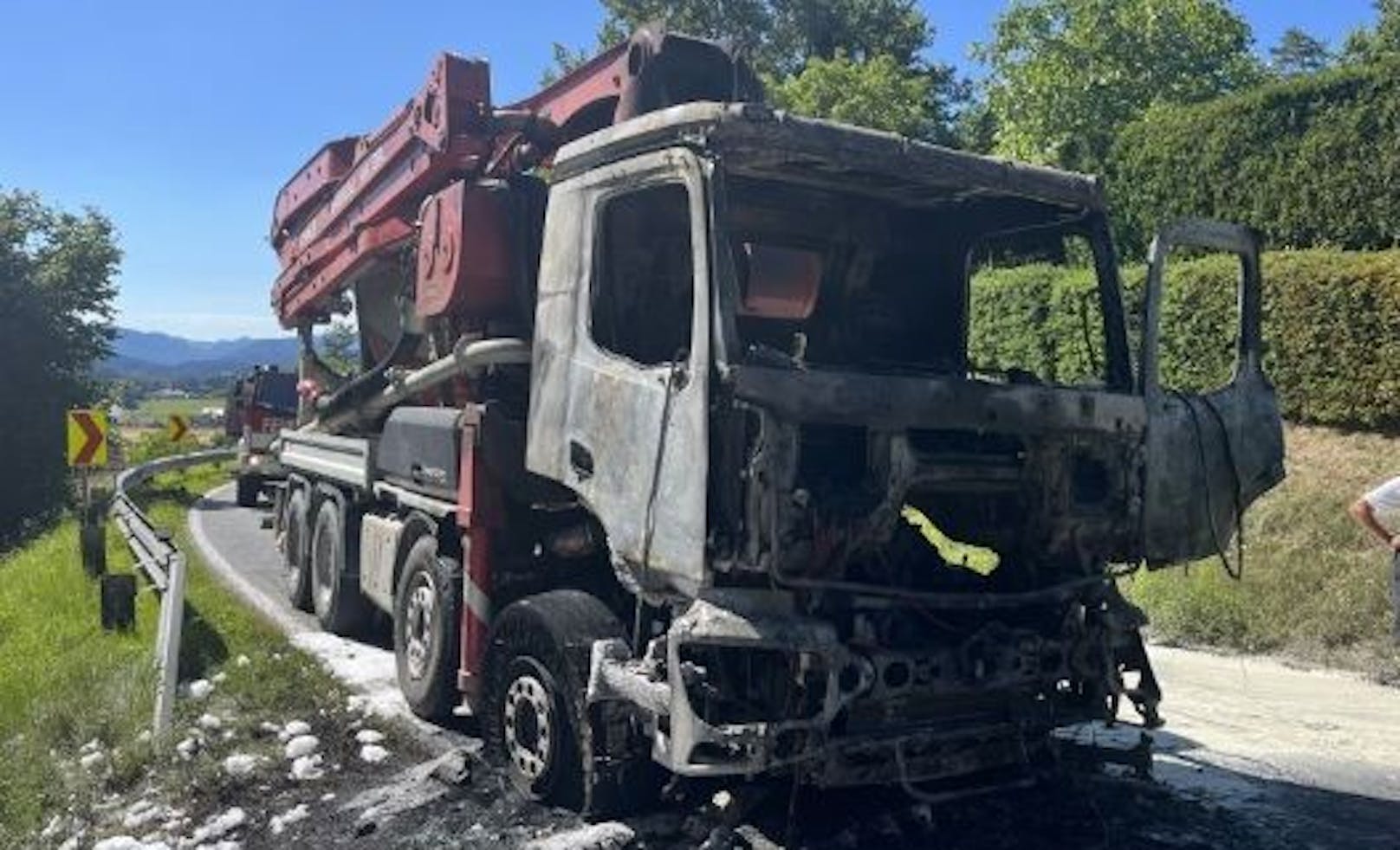 Der Lkw wurde durch den Brand völlig zerstört.