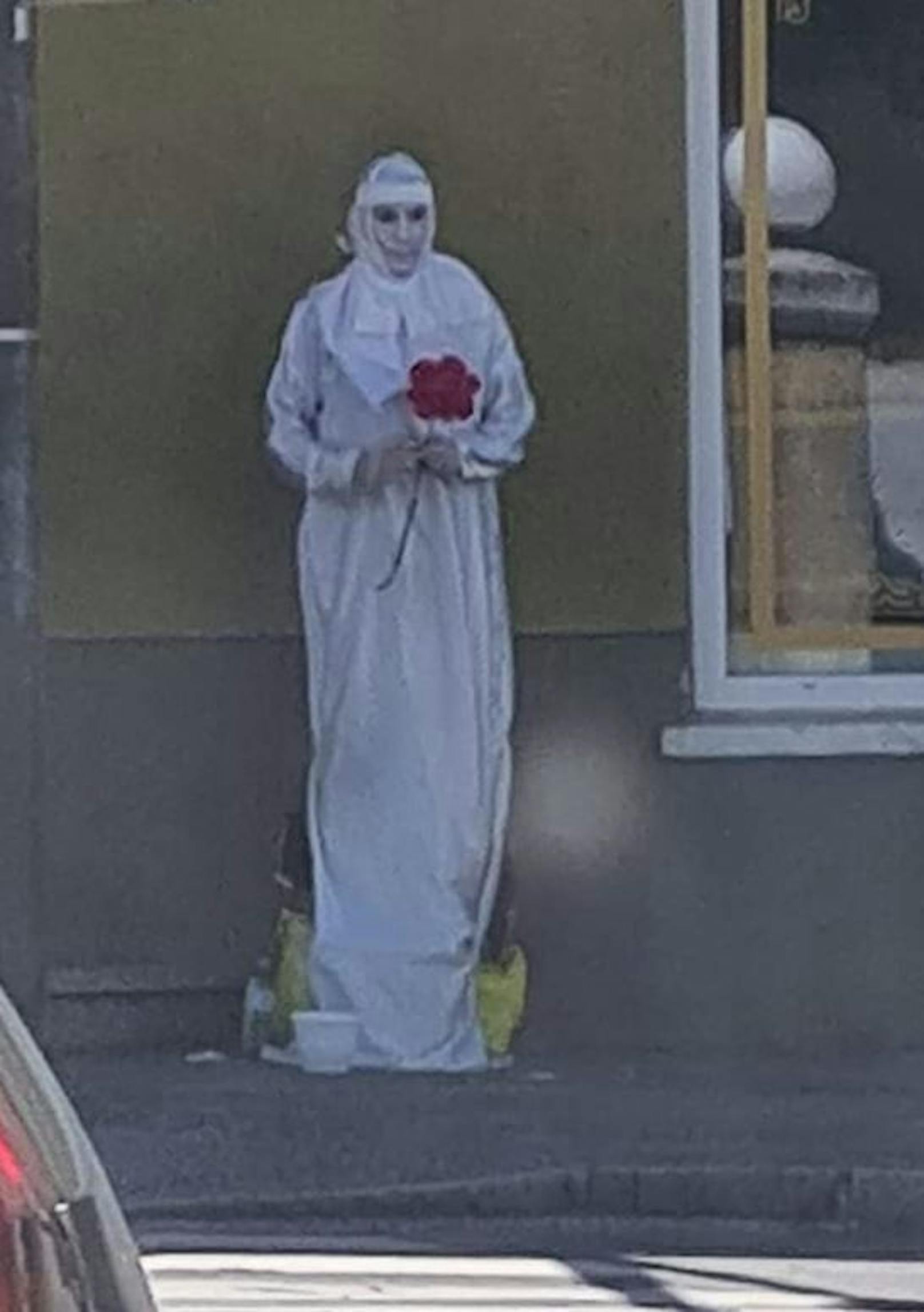 Als Dämonen-Nonne verkleidet sorgte ein Straßenkünstler für Aufsehen.