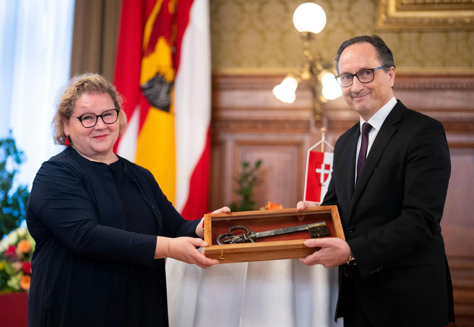 Freundschaft: Der Wiener Bundesrätin Korinna Schumann war das Lob für ihren eigenen Kollegen Günter Kovacs offenbar etwas zu viel.