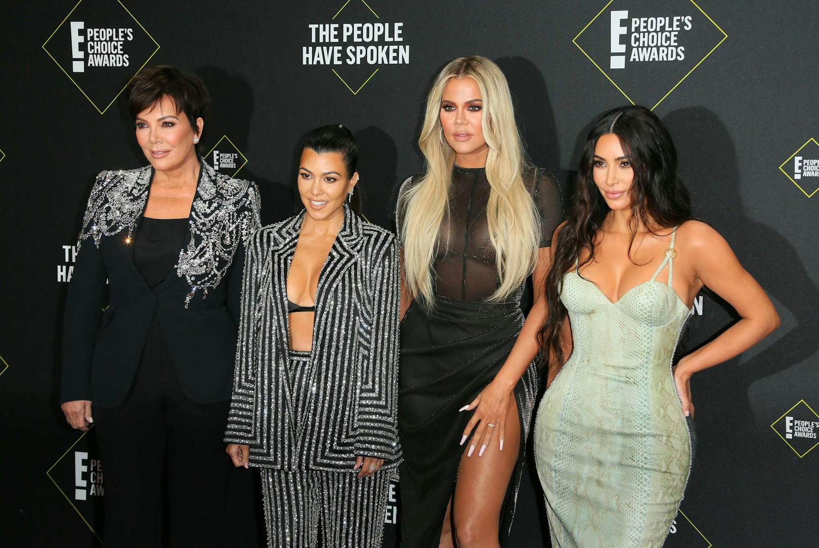 Kim Kardashian mit ihren Schwestern Khloé und Kourtney und Mama Kris Jenner.