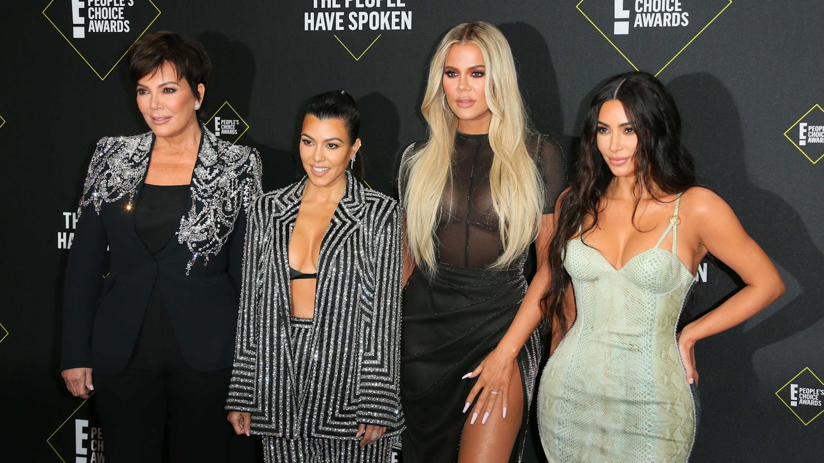Kris Jenner mit ihren Töchtern Kourtney Kardashian, Khloé Kardashian und Kim Kardashian (v.l.)