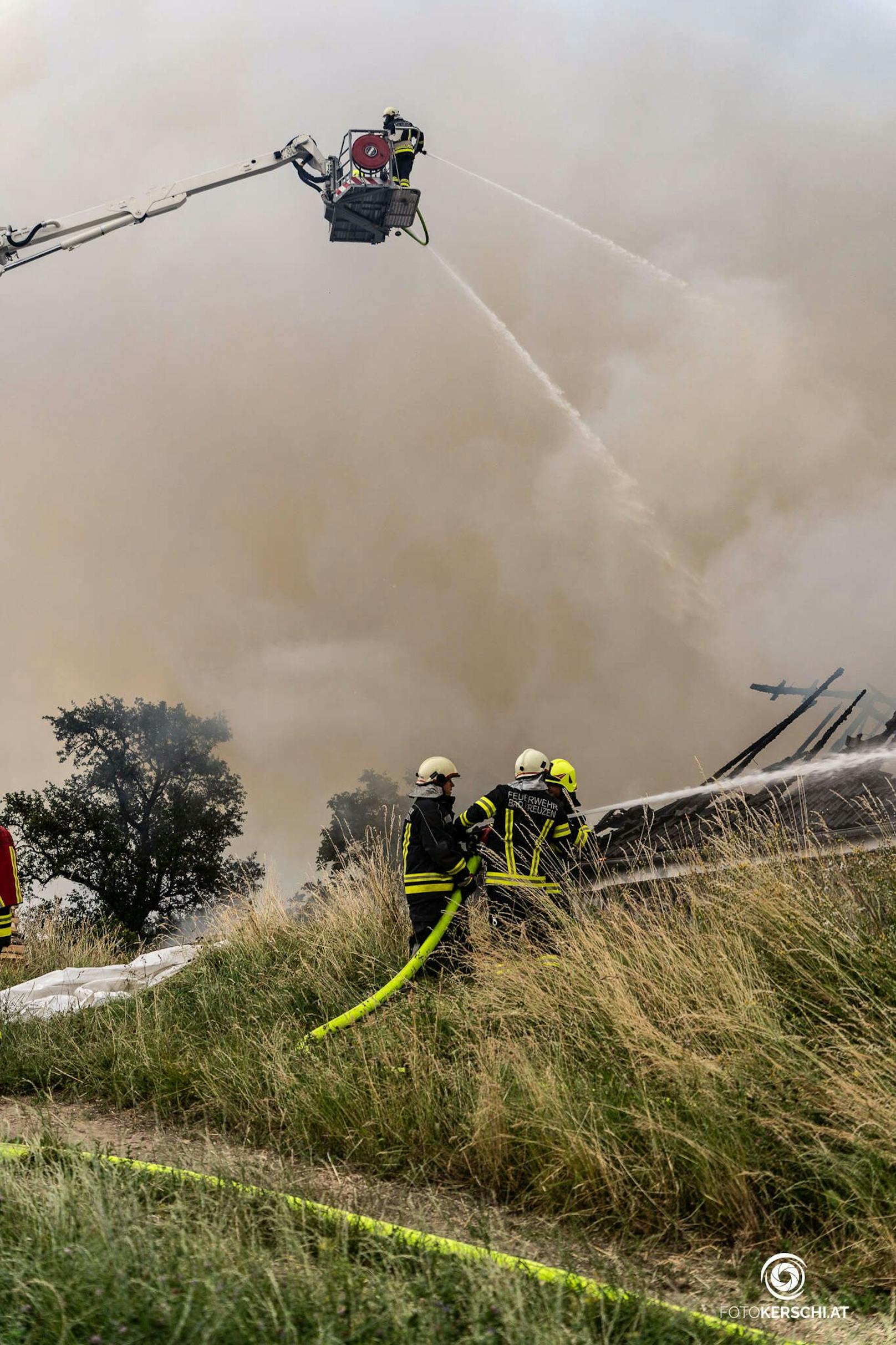 Am späten Freitagnachmittag wurden 18 Feuerwehren im Bezirk Perg zu einem Großeinsatz alarmiert, ein Bauernhof war in Brand geraten und brannte völlig nieder.