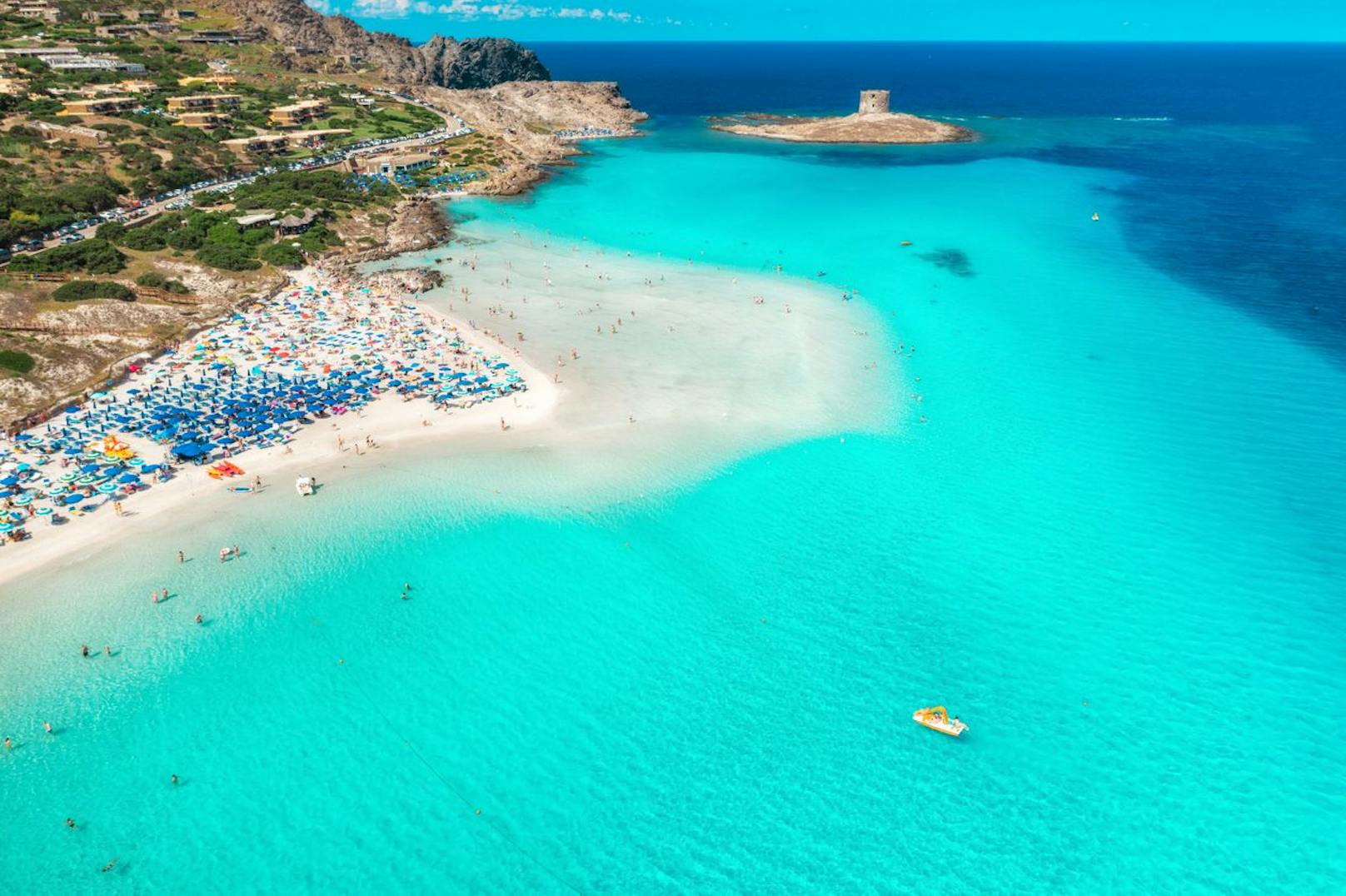 Cala La Pelosa ist ein atemberaubender Strand am nordwestlichen Zipfel Sardiniens. Er liegt auf der Halbinsel Stintino und fasziniert mit seinem glasklaren Wasser Touristen wie Einheimische.