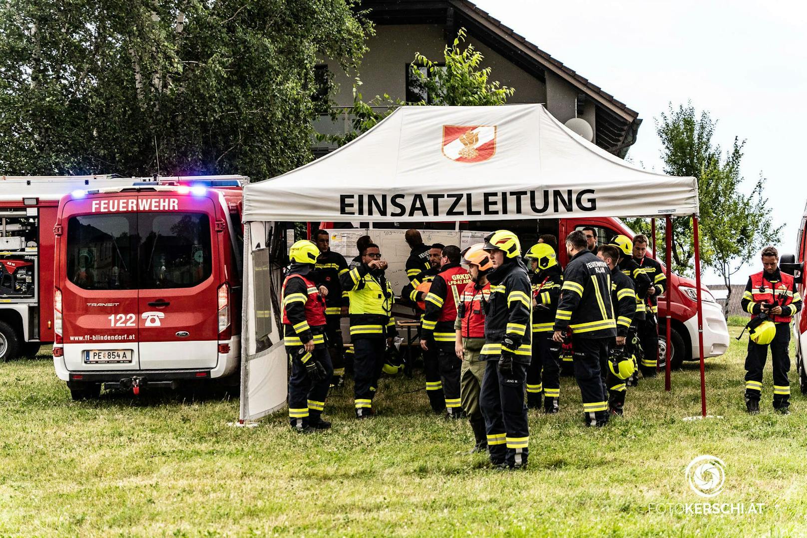 Am späten Freitagnachmittag wurden 18 Feuerwehren im Bezirk Perg zu einem Großeinsatz alarmiert, ein Bauernhof war in Brand geraten und brannte völlig nieder.