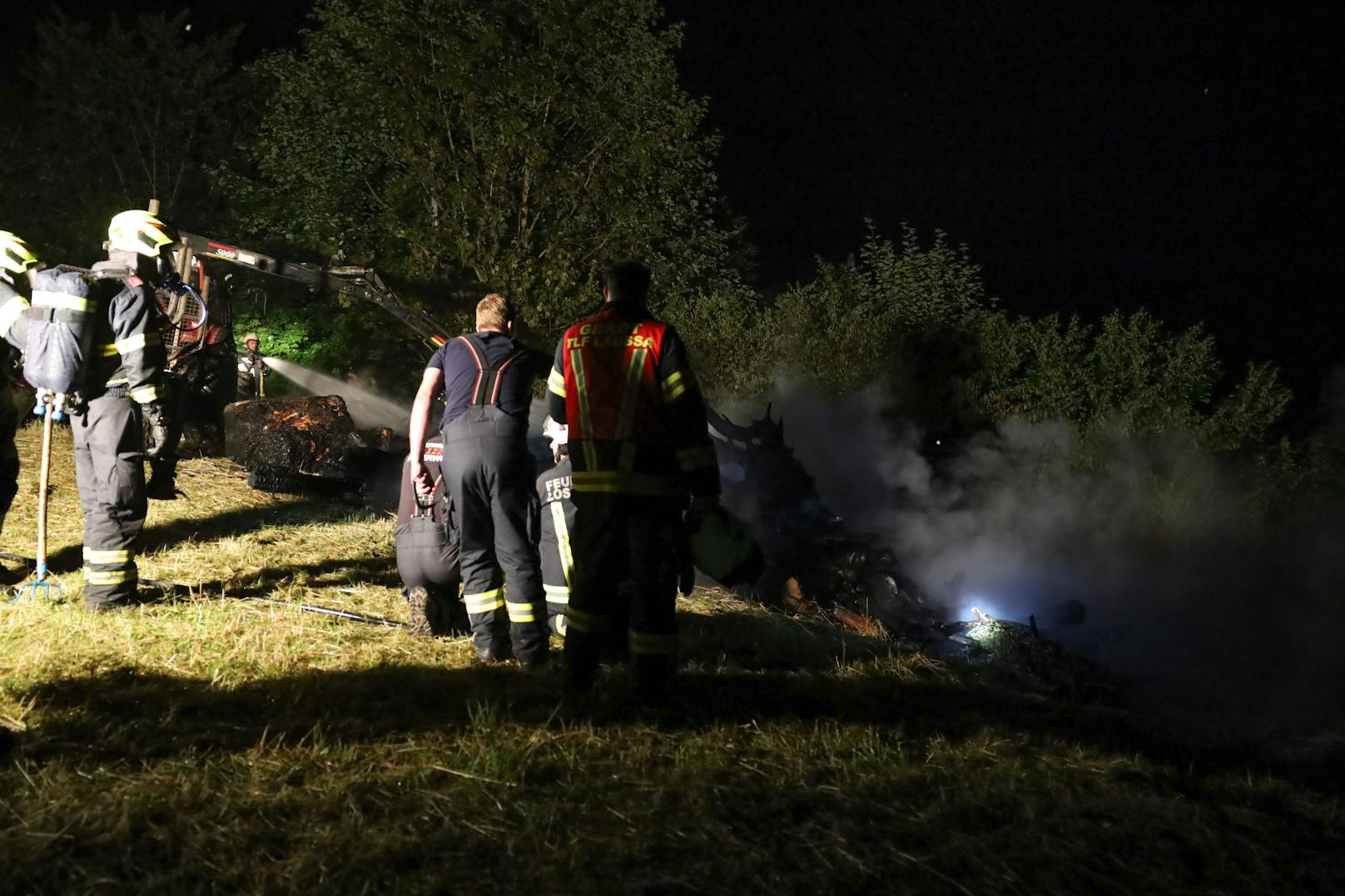 In Losenstein (Bezirk Steyr-Land) standen am späten Freitagabend zwölf Feuerwehren bei Löscharbeiten nach einem Petersfeuer am Schönstein - am Fuße der Hohen Dirn - im Einsatz.