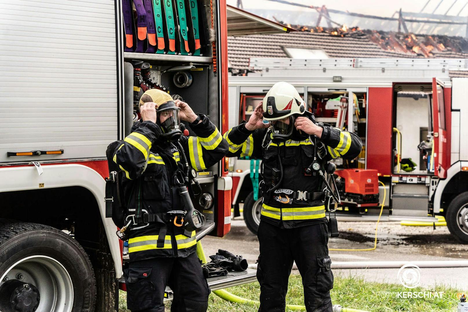 Am späten Freitagnachmittag wurden 18 Feuerwehren im Bezirk Perg zu einem Großeinsatz alarmiert, ein Bauernhof war in Brand geraten und brannte völlig nieder.