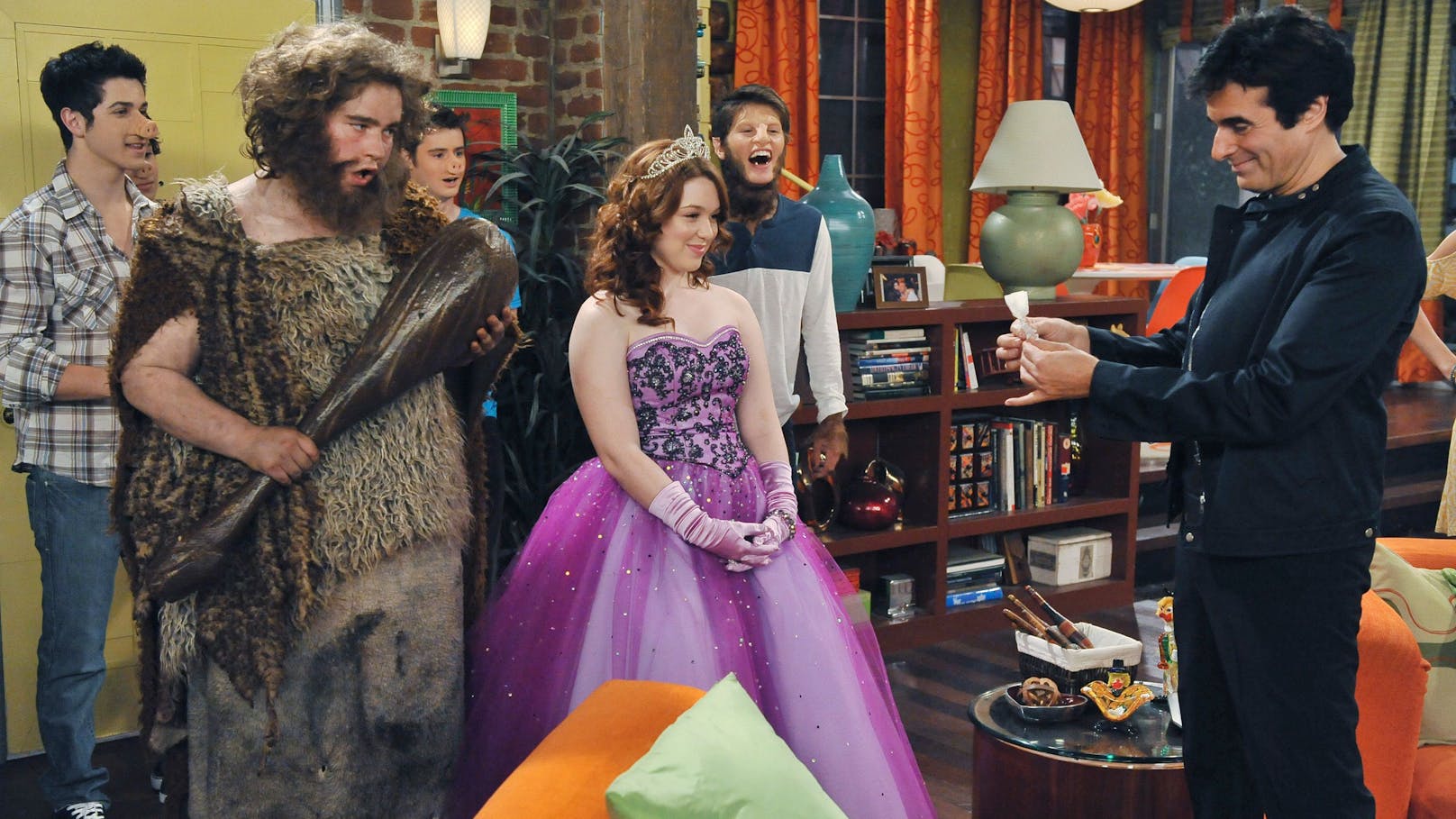 Dan Benson (3. v. l.) war einst neben Selena Gomez in "Die Zauberer vom Waverly Place" zu sehen.