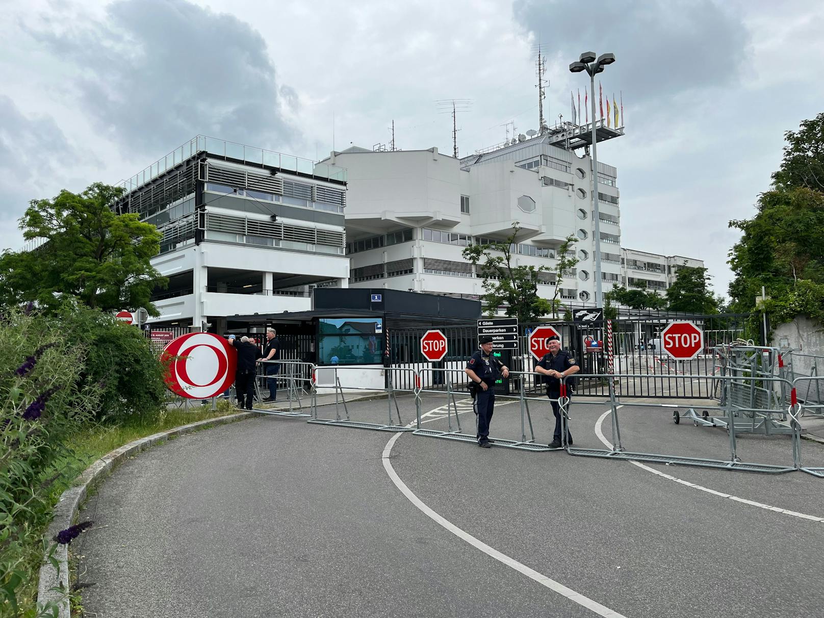 Polizisten mussten das ORF-Zentrum abriegeln.