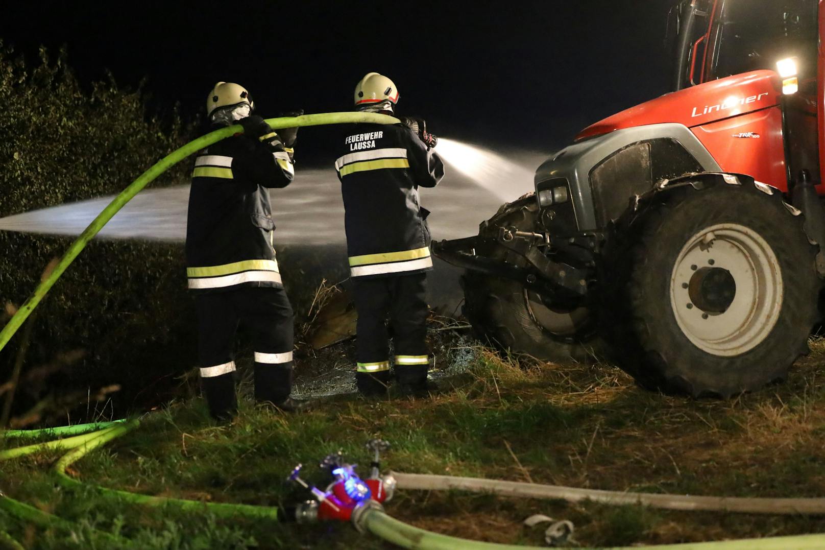 In Losenstein (Bezirk Steyr-Land) standen am späten Freitagabend zwölf Feuerwehren bei Löscharbeiten nach einem Petersfeuer am Schönstein - am Fuße der Hohen Dirn - im Einsatz.