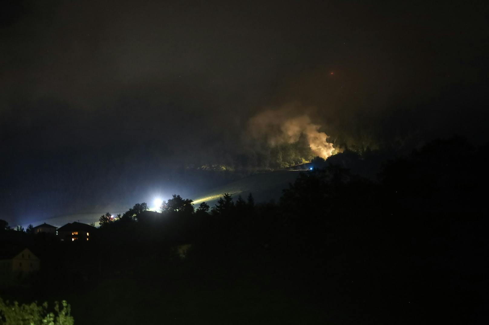 In Losenstein (Bezirk Steyr-Land) standen am späten Freitagabend zwölf Feuerwehren bei Löscharbeiten nach einem Petersfeuer am Schönstein - am Fuße der Hohen Dirn - im Einsatz.