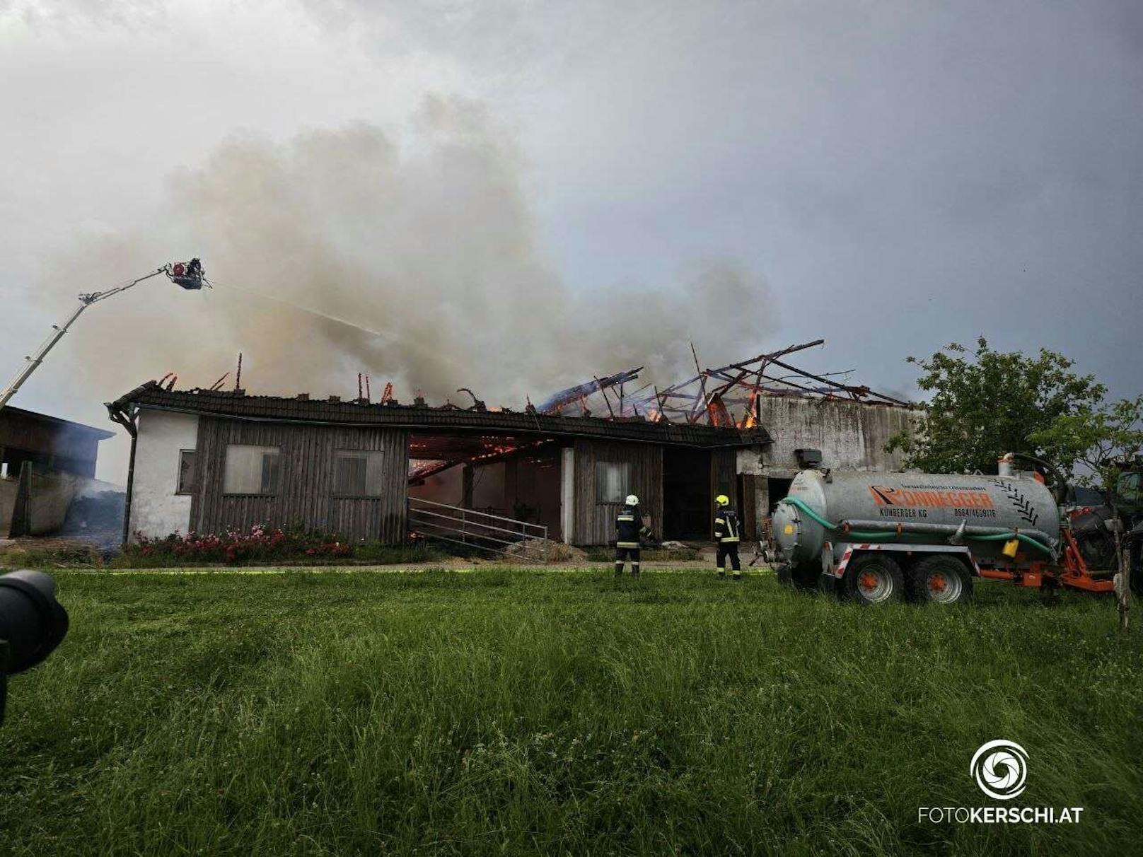 Am späten Freitagnachmittag wurden 18 Feuerwehren im Bezirk Perg zu einem Großeinsatz alarmiert, ein Bauernhof war in Brand geraten und brannte völlig nieder.