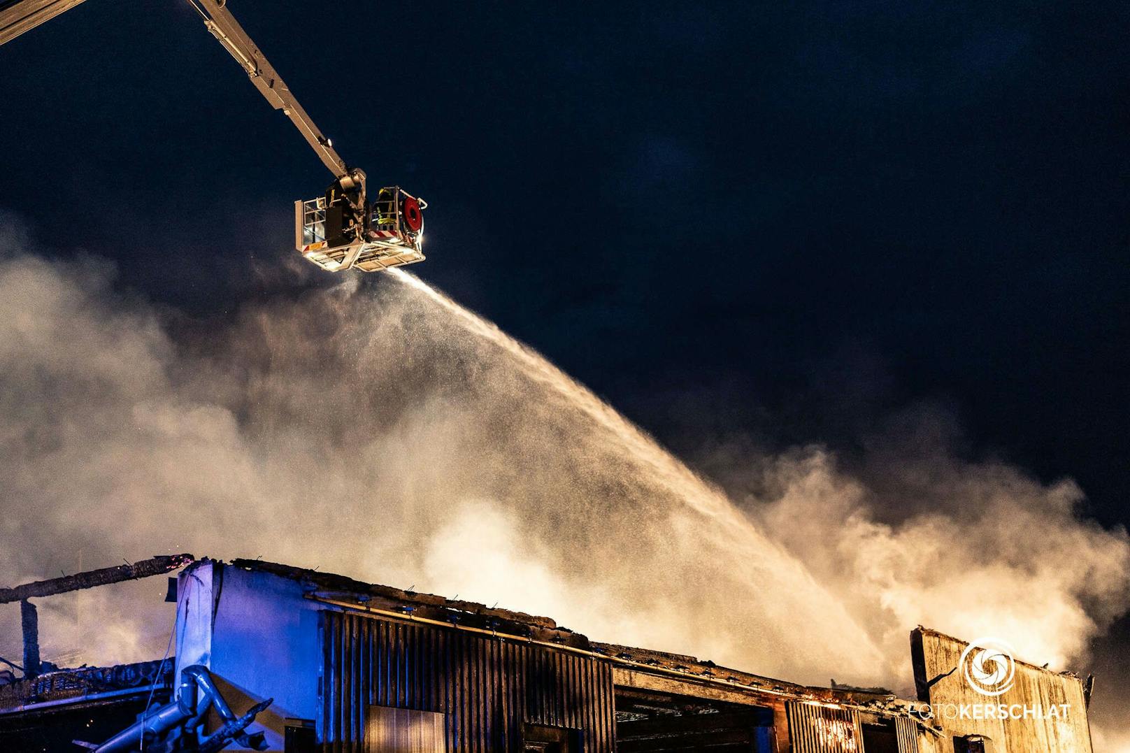 Am späten Freitagnachmittag wurden 18 Feuerwehren im Bezirk Perg zu einem Großeinsatz alarmiert, ein Bauernhof war in Brand geraten und brannte völlig nieder.