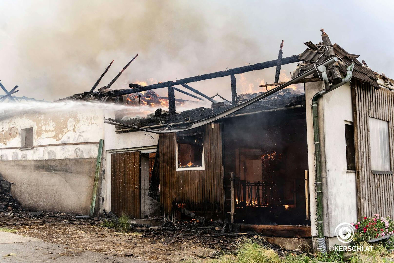 Am späten Freitagnachmittag wurden 18 Feuerwehren im Bezirk Perg zu einem Großeinsatz alarmiert, ein Bauernhof war in Brand geraten und brannte völlig nieder.