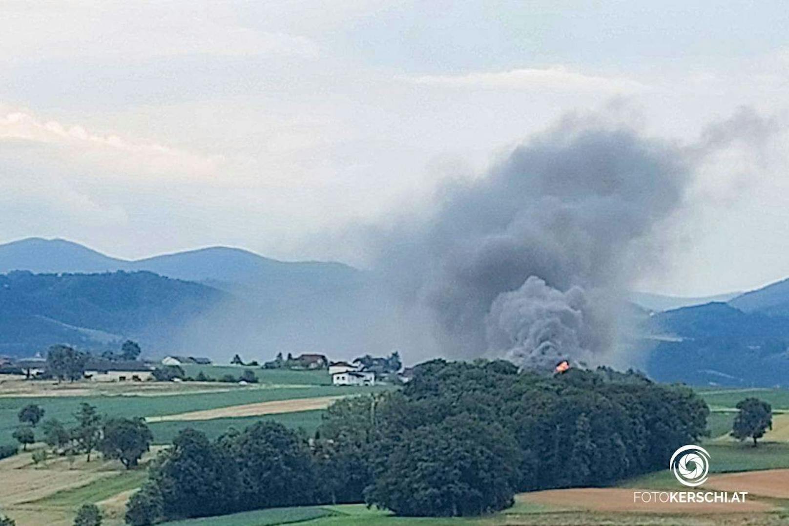 Am späten Freitagnachmittag wurden 18 Feuerwehren im Bezirk Perg zu einem Großeinsatz alarmiert, ein Bauernhof war in Brand geraten und brannte völlig nieder.