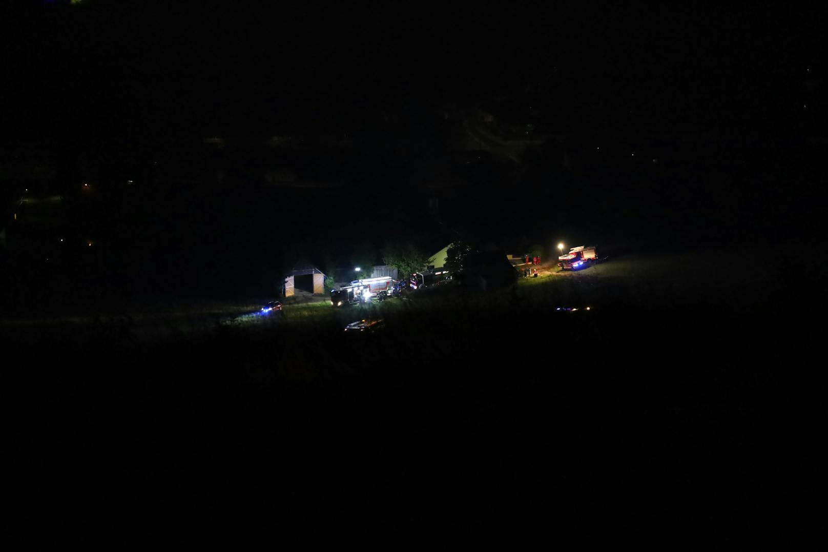 In Losenstein (Bezirk Steyr-Land) standen am späten Freitagabend zwölf Feuerwehren bei Löscharbeiten nach einem Petersfeuer am Schönstein - am Fuße der Hohen Dirn - im Einsatz.