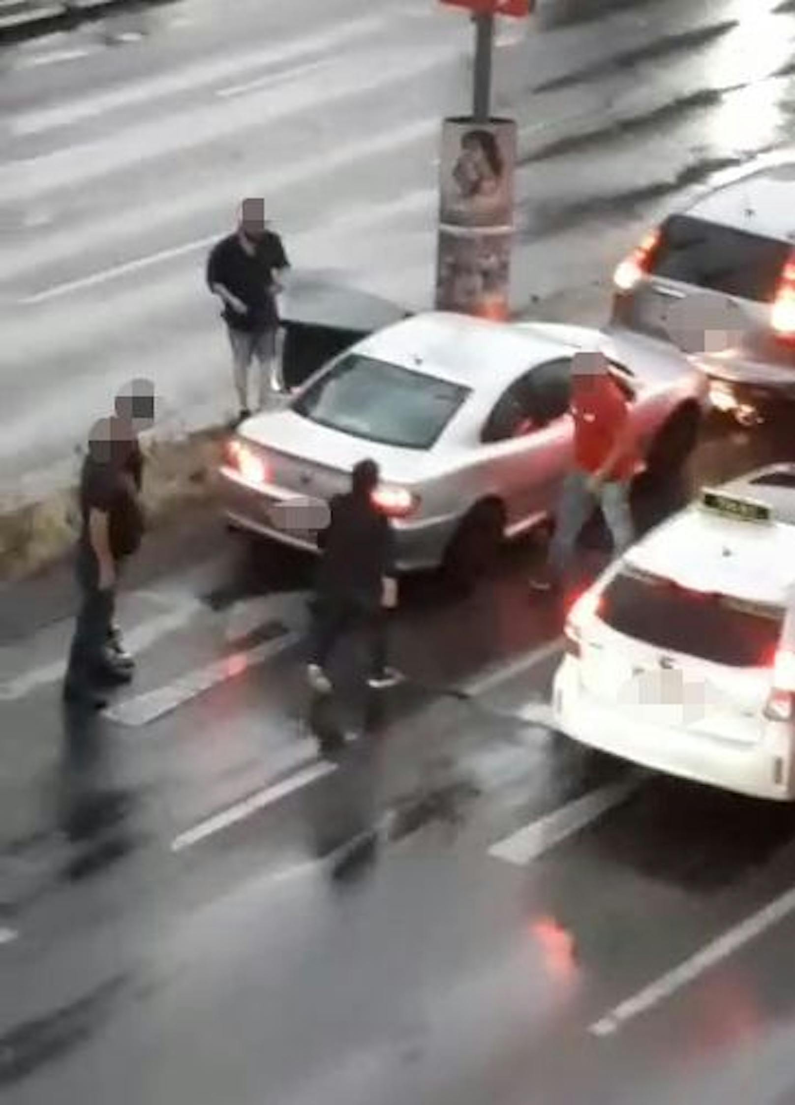 In Wien-Favoriten krachten am Freitagabend mehrere Fahrzeuge ineinander. Die Insassen lieferten sich danach eine Schlägerei auf offener Straße.