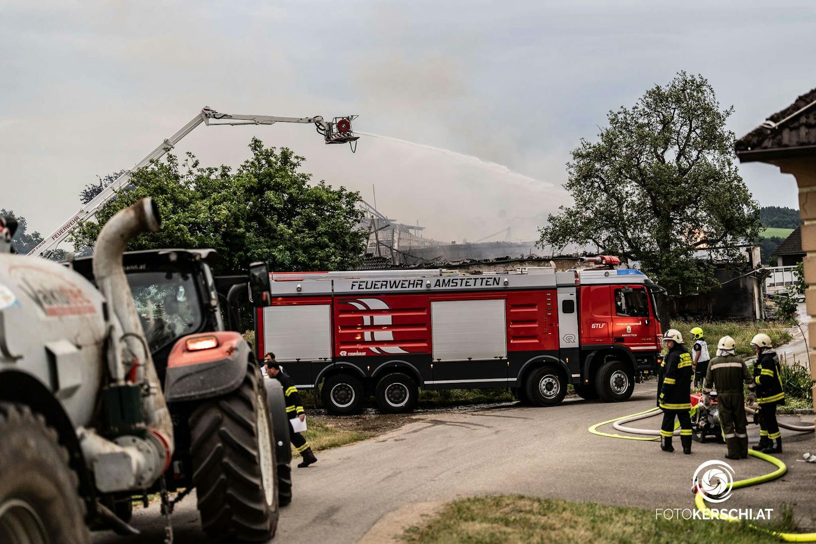 Am späten Freitagnachmittag wurden 18 Feuerwehren im Bezirk Perg zu einem Großeinsatz alarmiert, ein Bauernhof war in Brand geraten und brannte völlig nieder.