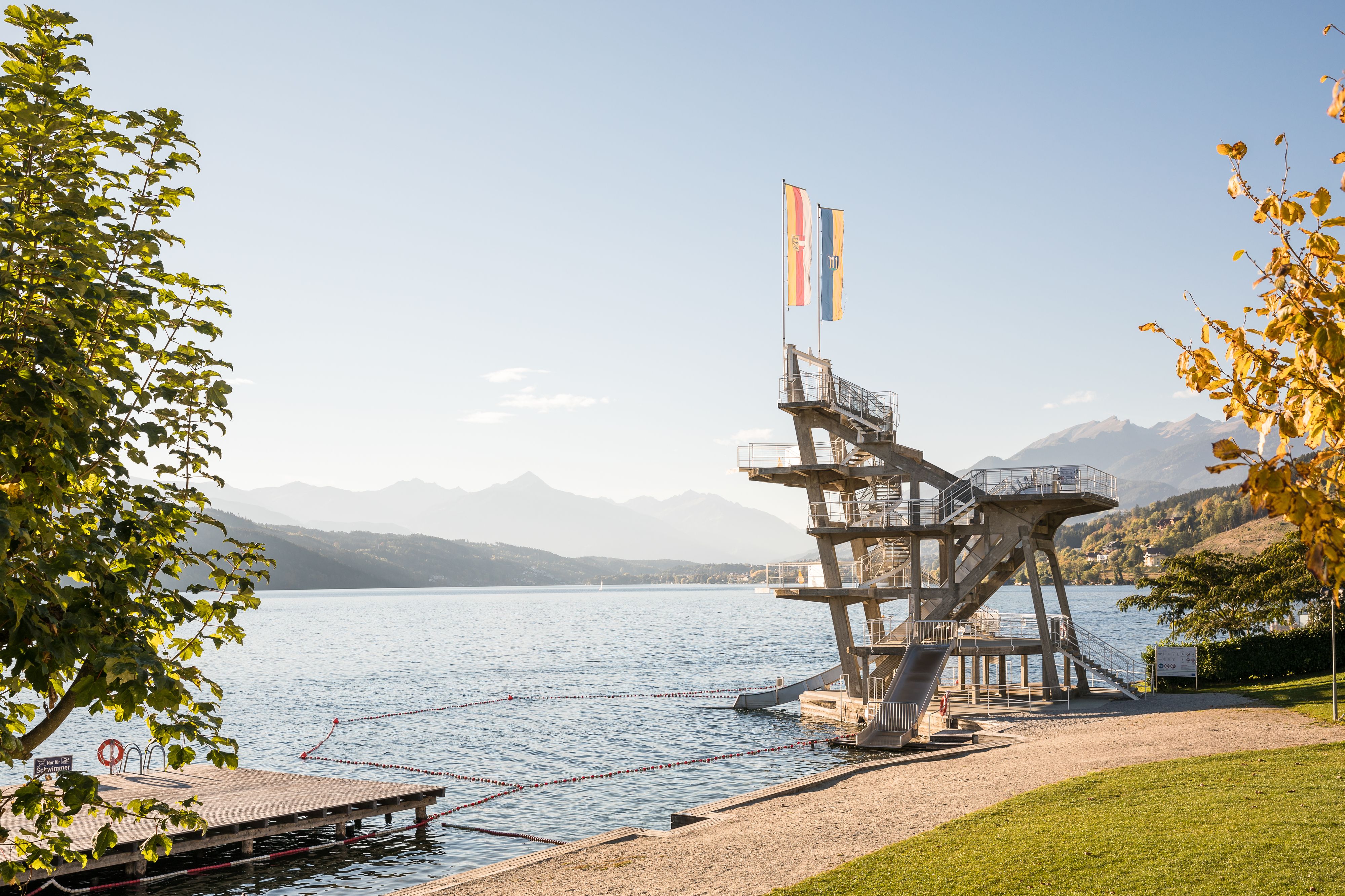 Der Bursch sprang vom 3-Meter-Brett des Sprungturms im Strandbad Millstatt.