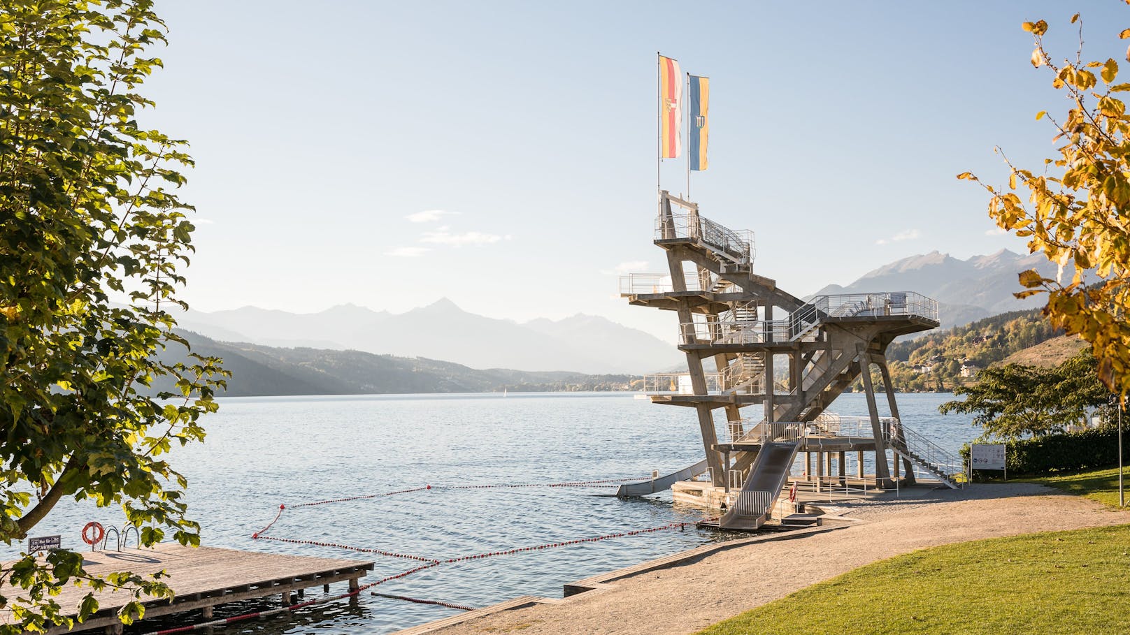 Der Bursch sprang vom 3-Meter-Brett des Sprungturms im Strandbad Millstatt.