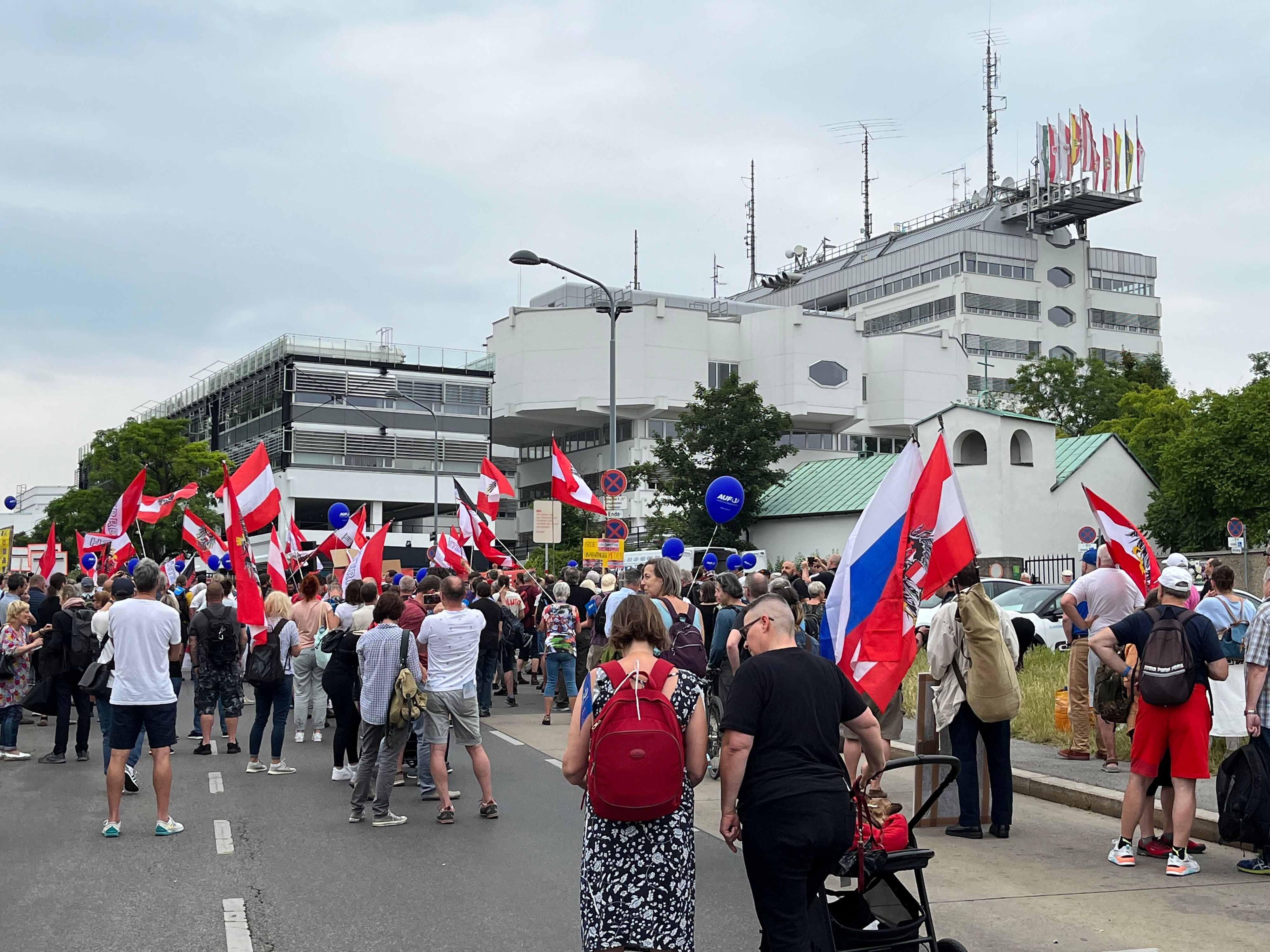 Vor dem ORF-Zentrum gab es Samstagnachmittag eine Demonstration.