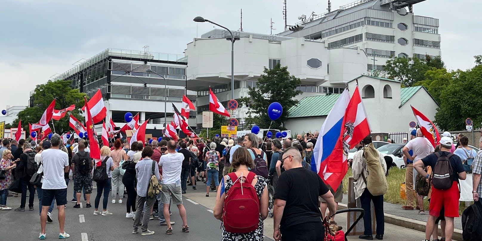 Vor dem ORF-Zentrum gab es Samstagnachmittag eine Demonstration.