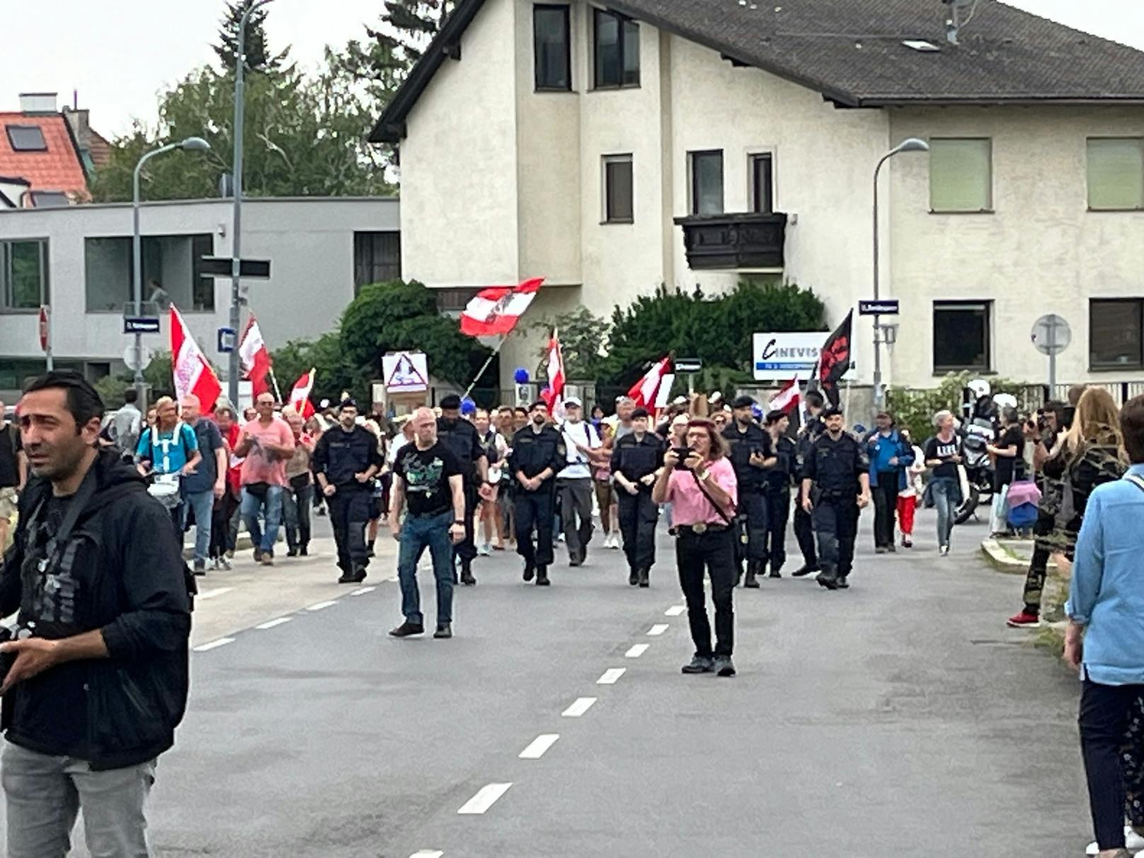 Denn aus Richtung Meidling zog eine wütende Demonstration daher.