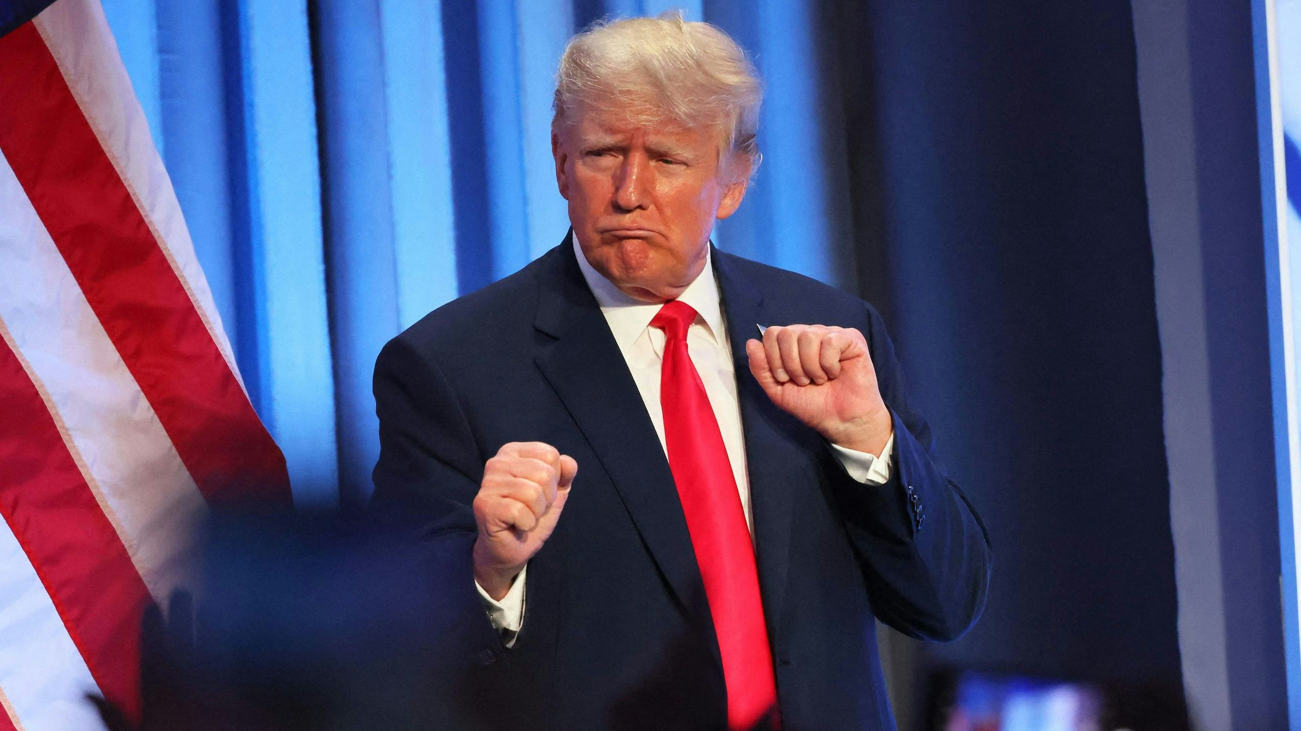 Download von www.picturedesk.com am 01.07.2023 (15:22).  PHILADELPHIA, PENNSYLVANIA - JUNE 30: Republican presidential candidate former U.S. President Donald Trump dances after speaking at the Moms for Liberty Joyful Warriors national summit at the Philadelphia Marriott Downtown on June 30, 2023 in Philadelphia, Pennsylvania. The self-labeled "parental rights" summit is bringing school board hopefuls from across the country where attendees will receive training and hear from Republican presidential candidates which include former U.S. President Trump, Florida Gov. Ron DeSantis and former South Carolina Gov. Nikki Haley. The summit, which is being held in an overwhelmingly Democratic Philadelphia, has drawn protestors since the event was announced due to their pushing of book bans accusing schools of ideological overreach, including teaching about race, gender, and sexuality. Michael M. Santiago/Getty Images/AFP (Photo by Michael M. Santiago / GETTY IMAGES NORTH AMERICA / Getty Images via AFP) - 20230630_PD14124 - Rechteinfo: Rights Managed (RM) Fotografische Urheberrechte sind garantiert. Der Kunde selbst hat insbesondere die Persönlichkeitsrechte der abgebildeten Personen in eigener Verantwortung zu beachten (AGBs Punkt 5). Nur für redaktionelle Nutzung durch Tageszeitungen und Onlinemedien!