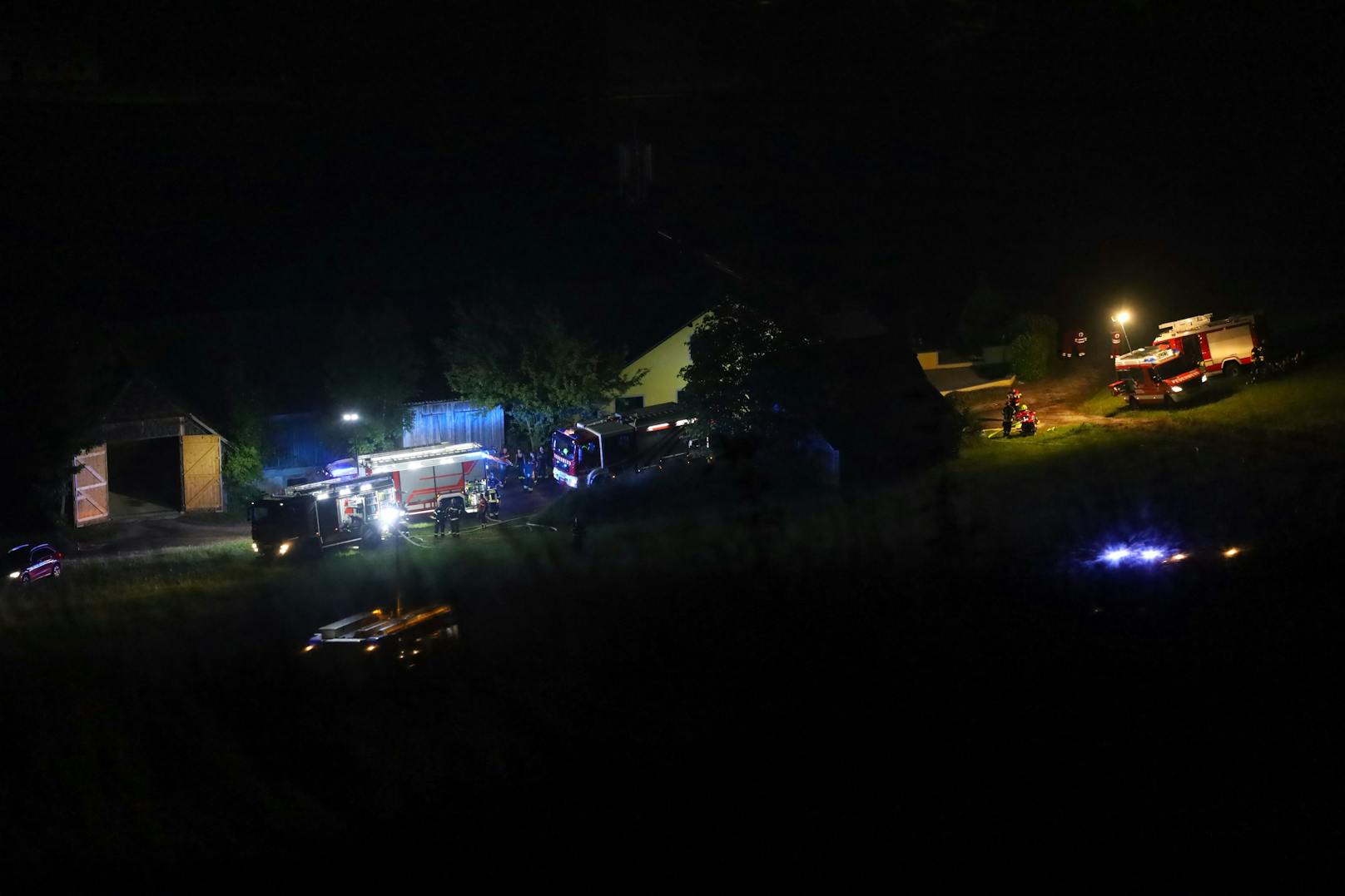 In Losenstein (Bezirk Steyr-Land) standen am späten Freitagabend zwölf Feuerwehren bei Löscharbeiten nach einem Petersfeuer am Schönstein - am Fuße der Hohen Dirn - im Einsatz.