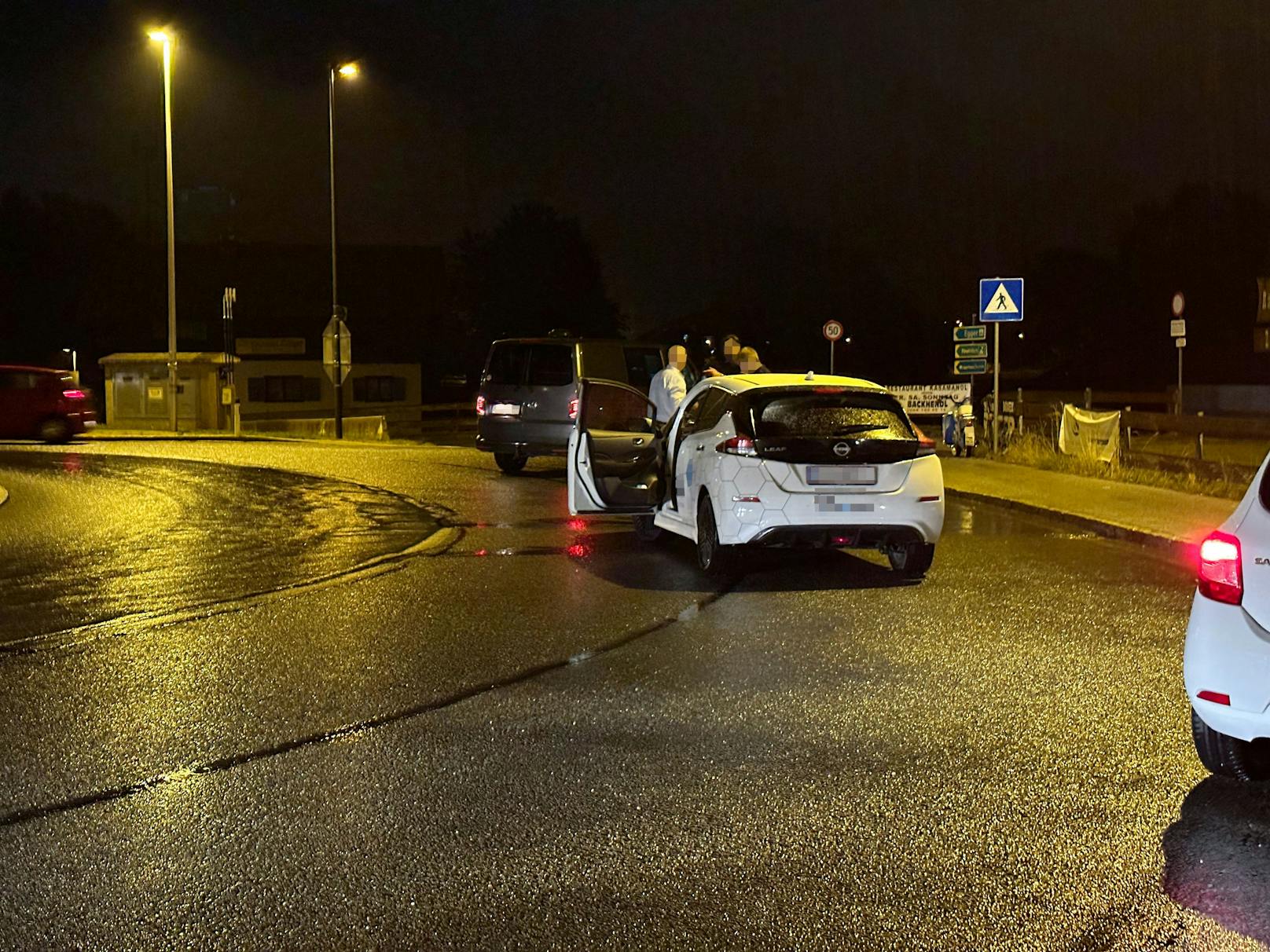 Die Motorradlenkerin und ihre Schwester blieben verletzt am Straßenrand liegen und, obwohl das Motorfahrrad von dem Lkw mitgeschleift wurde, setzte der Lenker die Fahrt ohne anzuhalten fort.