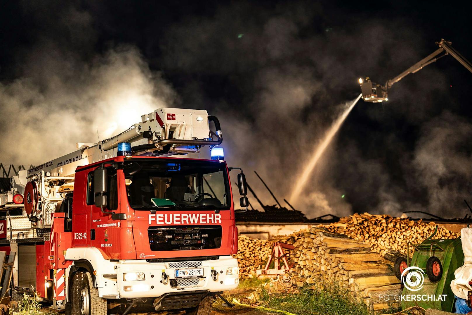 Am späten Freitagnachmittag wurden 18 Feuerwehren im Bezirk Perg zu einem Großeinsatz alarmiert, ein Bauernhof war in Brand geraten und brannte völlig nieder.