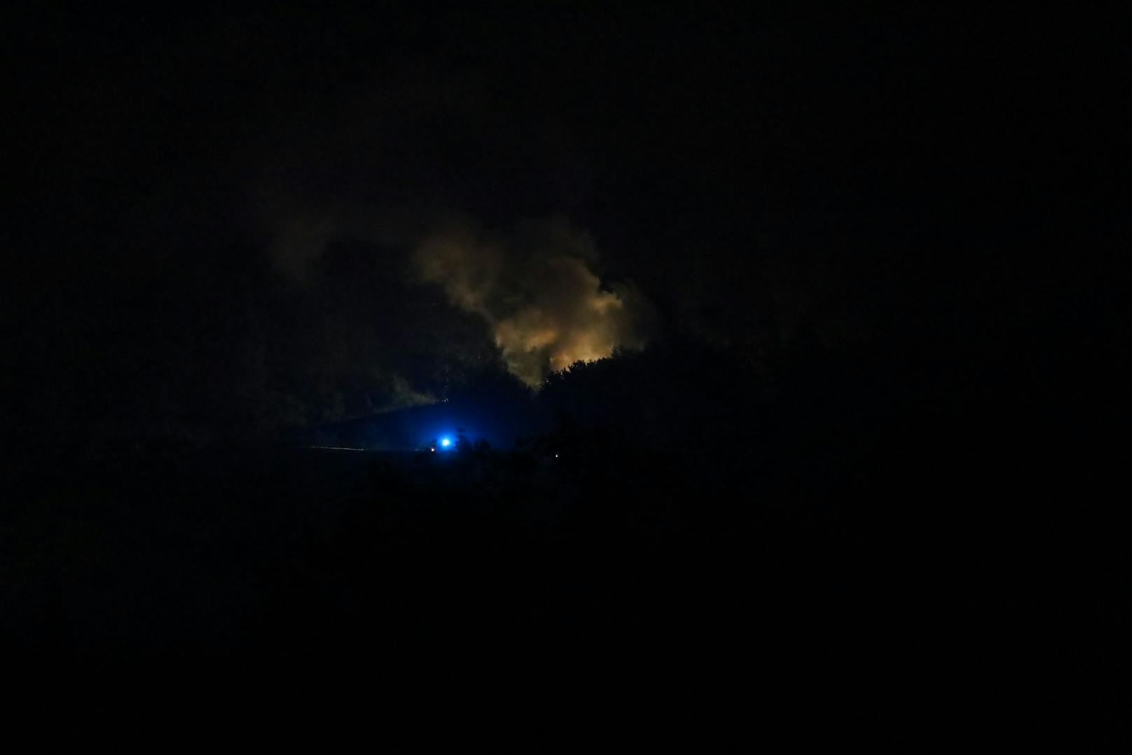 In Losenstein (Bezirk Steyr-Land) standen am späten Freitagabend zwölf Feuerwehren bei Löscharbeiten nach einem Petersfeuer am Schönstein - am Fuße der Hohen Dirn - im Einsatz.