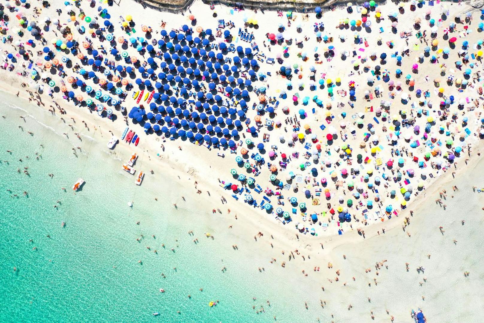Der Strand La Pelosa in Stintino auf Sardinien ist aufgrund des besonders feinen, weißen Sandes und dem türkisfarbenem Meer sehr beliebt.