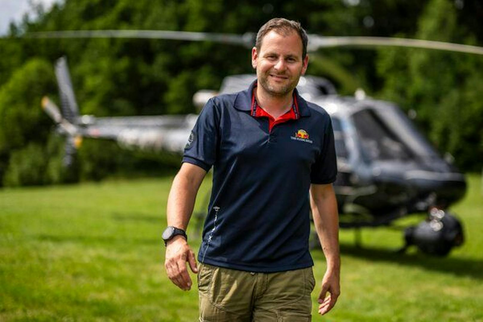 "Ich bin quasi ein fliegendes Stativ, bringe den Kameramann an gewisse Punkte, von denen man gute Bilder machen kann. Ich habe den Regisseur am Ohr, der mir sagt, wo wir hinfliegen sollen. Außerdem habe ich einen Monitor, auf dem ich sehe, was gefilmt wird."