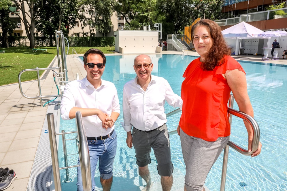 Vizebürgermeister Christoph Wiederkehr (Neos),&nbsp;Bäderchef Hubert Teubenbacher und&nbsp;Brigittenauer Vize-Bezirksvorsteherin Christine Dubravac-Widholm (SP, v.l.) im Brigittenauer Bad.