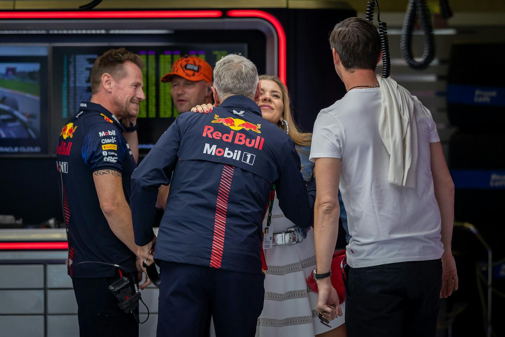 Victoria Swarovski und Mark Mateschitz treffen auf die Führungsebene von Red-Bull-Racing.