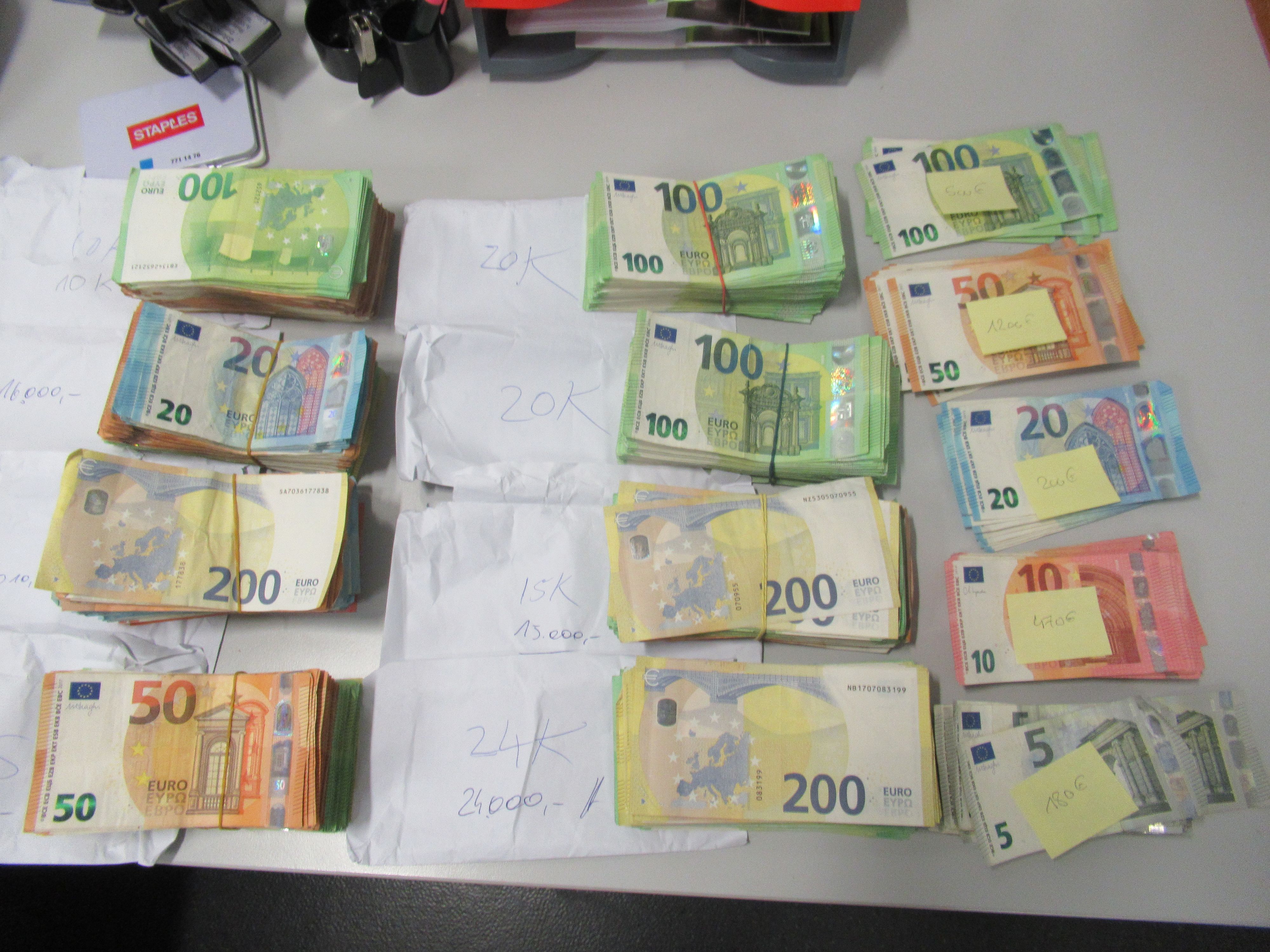 Fast 128.000 Euro waren in einem Koffer.