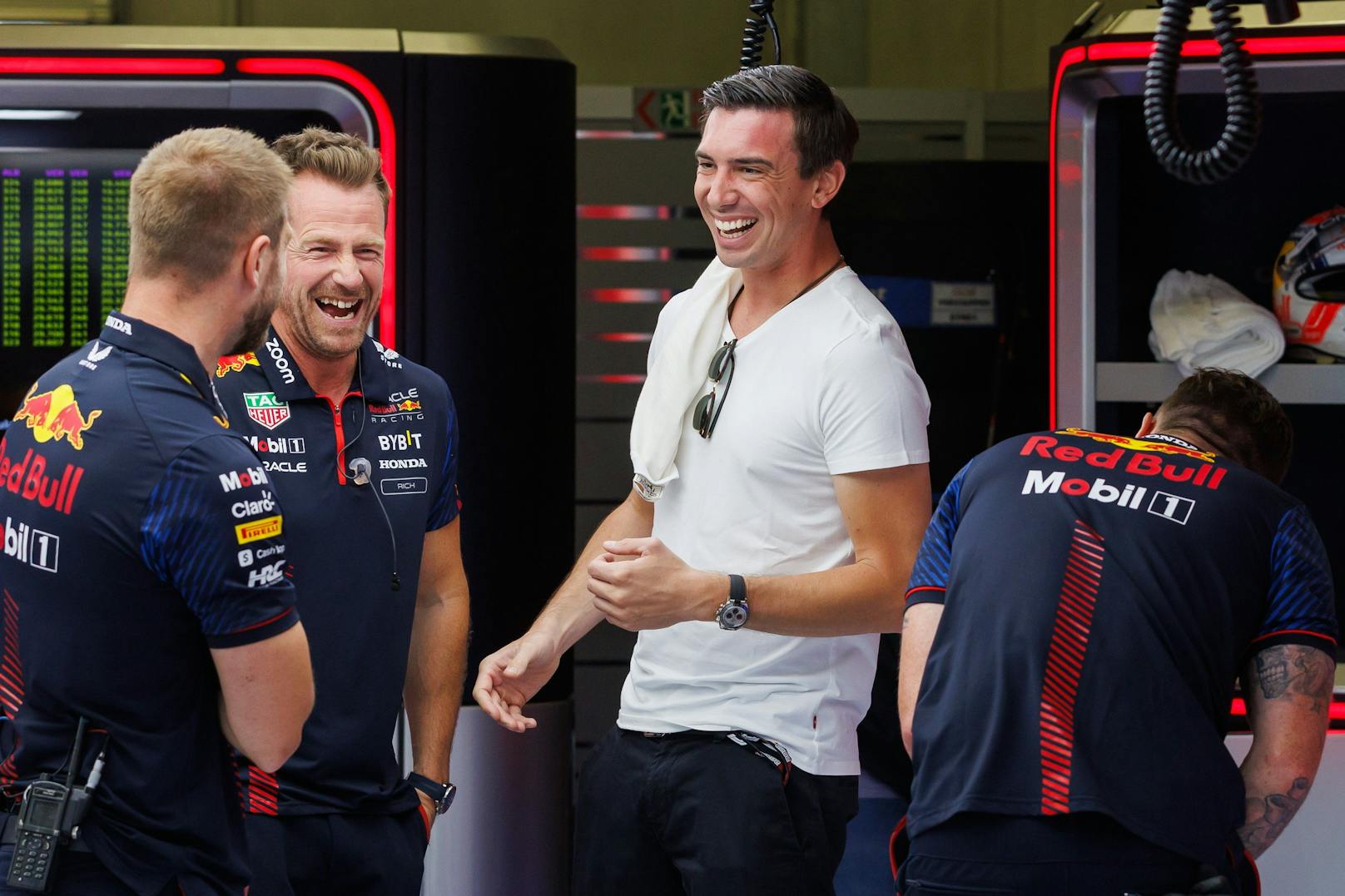 Die Promi-Fotos des Spielberg-Grand-Prix 2023. Mark Mateschitz, Sohn des im Vorjahr verstorbenen Red-Bull-Gründers Dietrich Mateschitz, führt in der Boxengasse mit Teamchef Christian Horner und den Kollegen Schmäh.