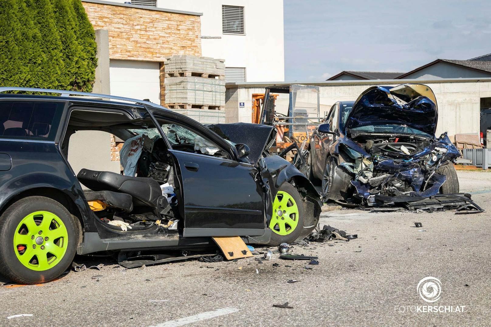 Zwischen St. Martin und Landshaag kam es am Samstagnachmittag zu einem folgenschweren Verkehrsunfall mit zwei Toten und sechs teils schwer verletzten Personen.