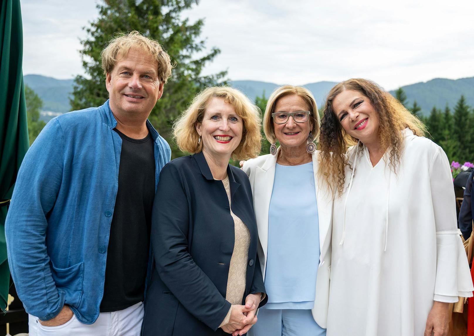 Rainer Schendl, Rektorin Ulrike Sych, Landeshauptfrau Johanna Mikl-Leitner und Opernsängerin Natalia Ushakova bei den Festspielen Reichenau.